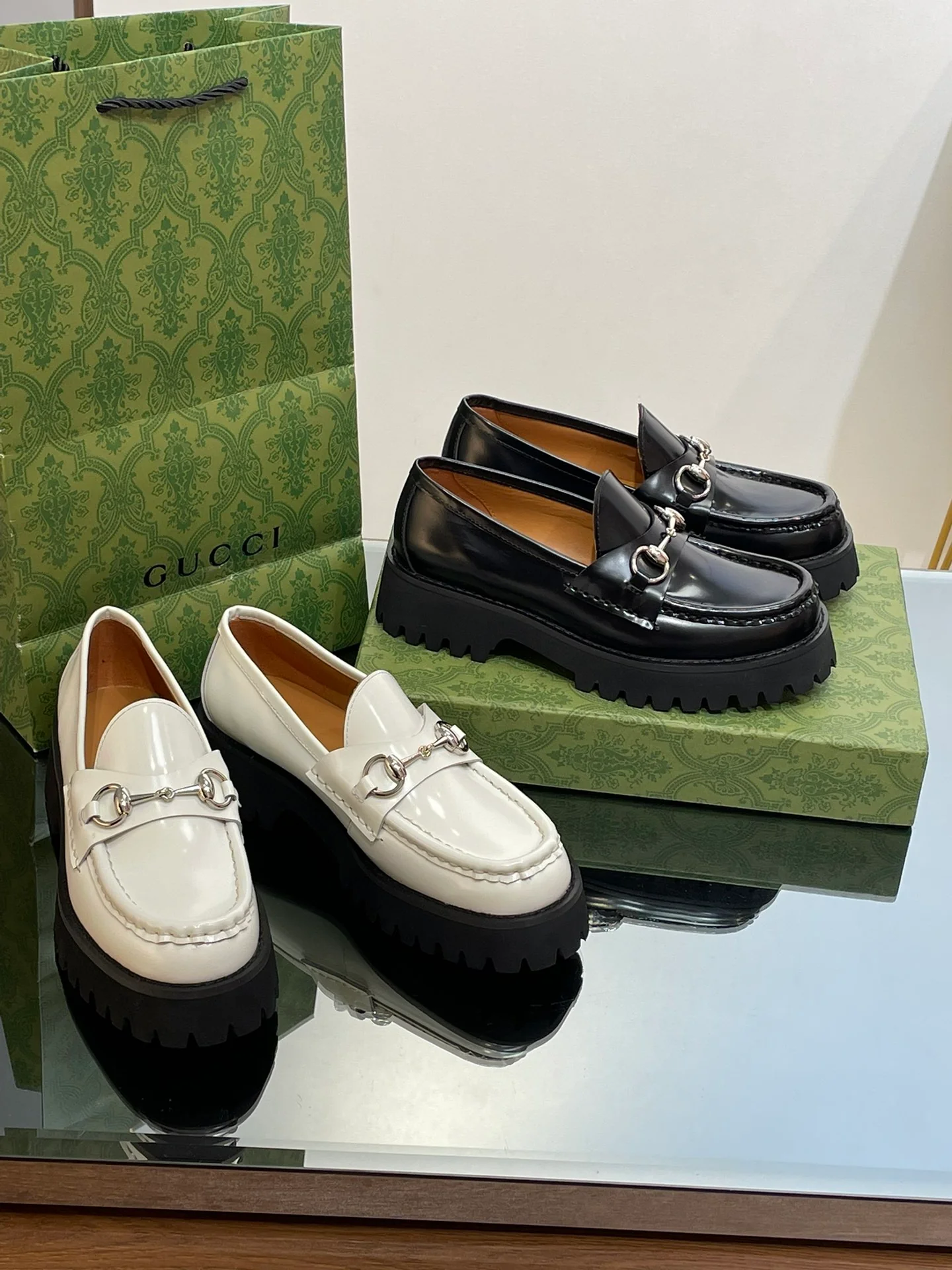 Лоферы Gucci 2024 с серебряной пряжкой и пряжкой в ??виде конской уздечки — изображение из коллекции.