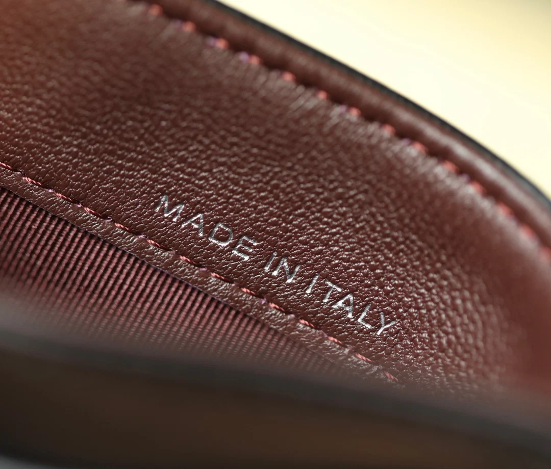 Кардхолдер Chanel — из черной овечьей кожи с серебряной пряжкой.