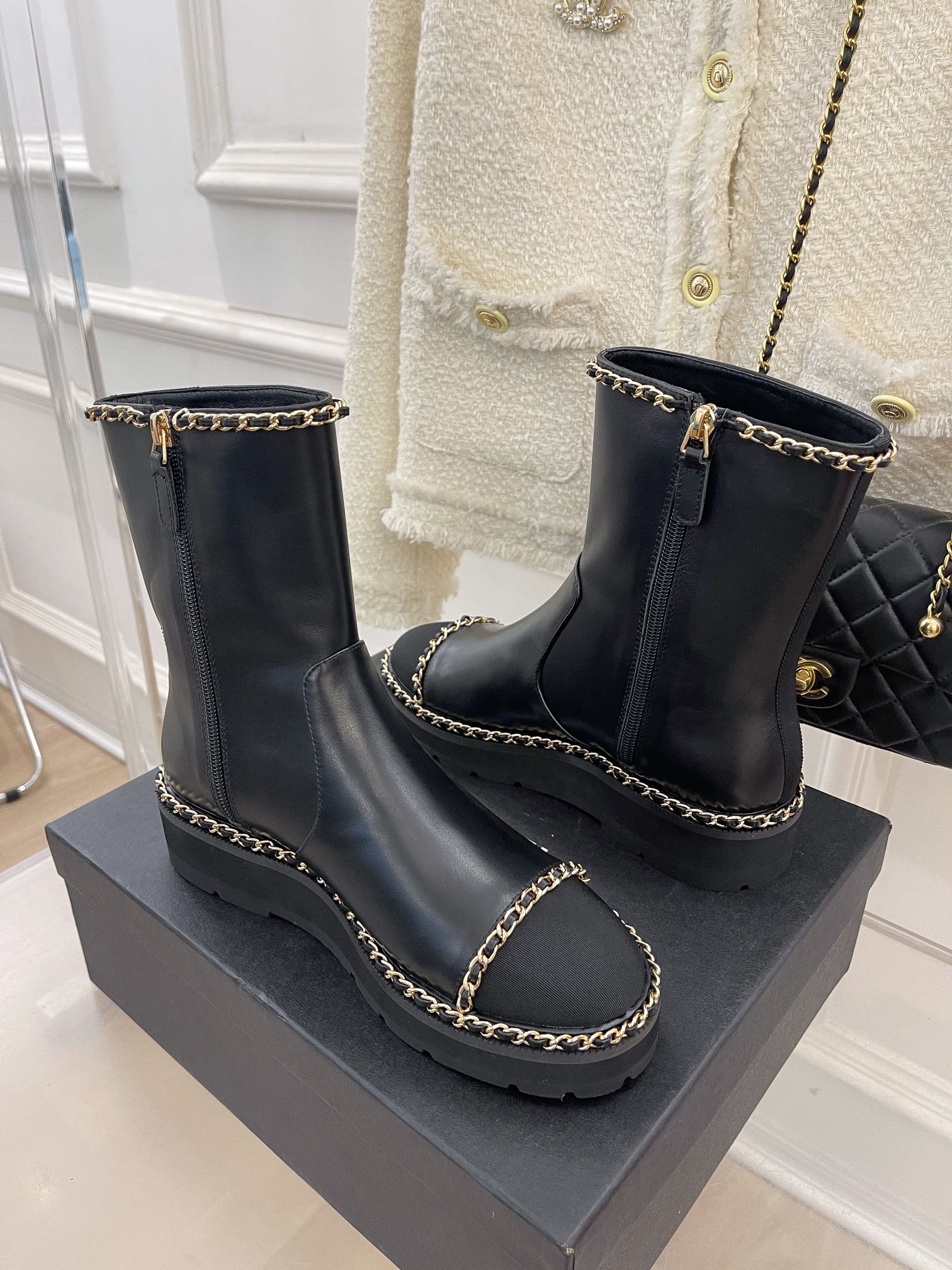 Весенняя коллекция Chanel 2022 — Ботильоны с цепочкой по краю — Черные