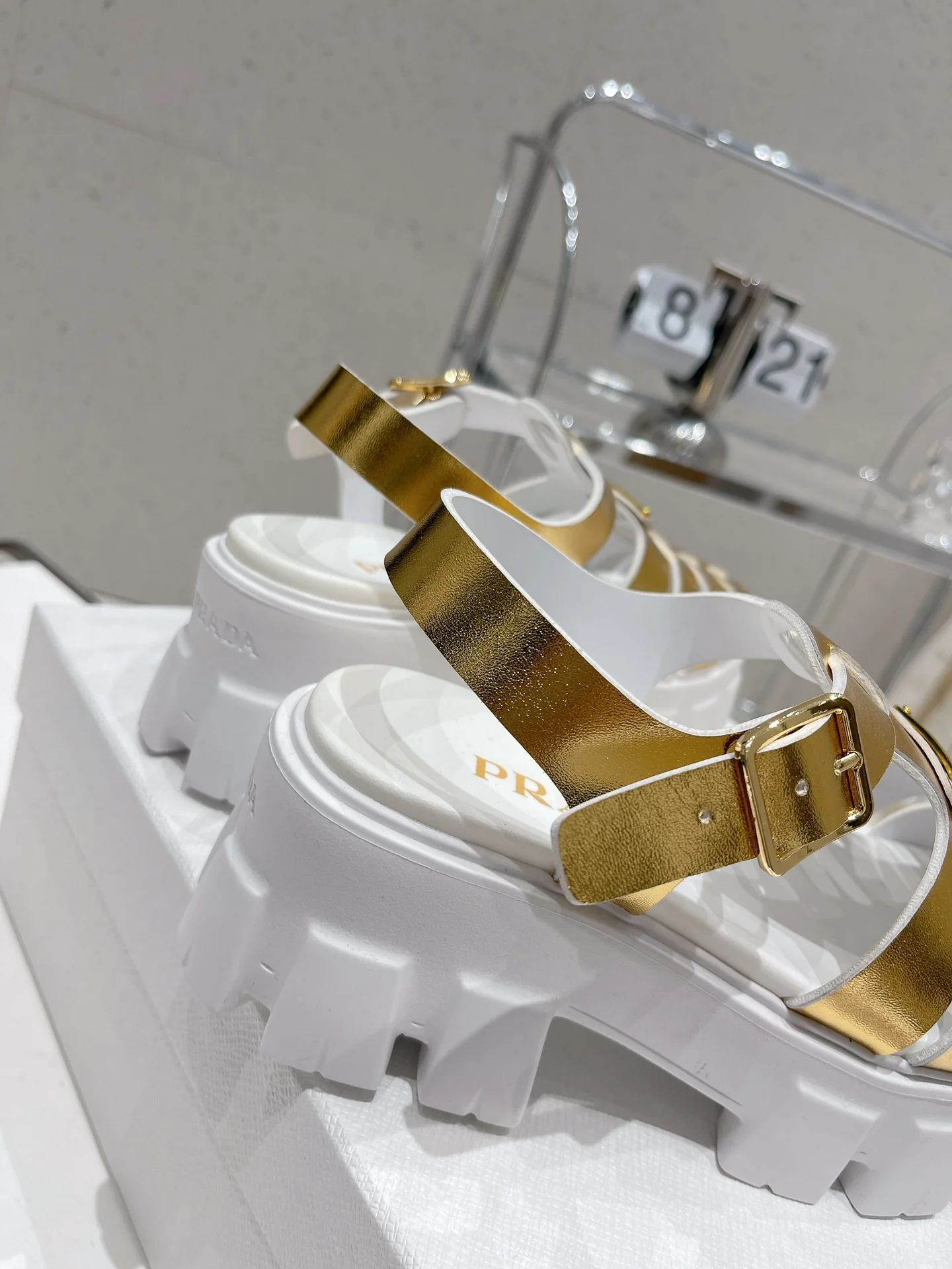 Новинка сезона весна/лето 2022 от Prada - Сандалии на платформе - Серебристые