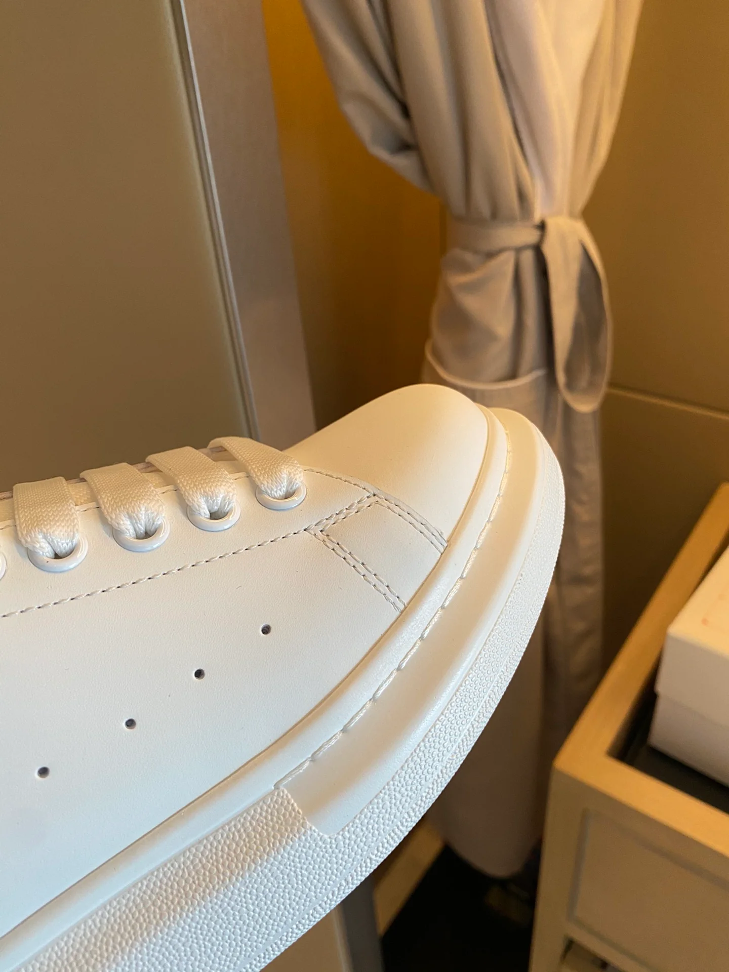 Классические белые кроссовки McQueen - на каблуке-резинке - оранжевые