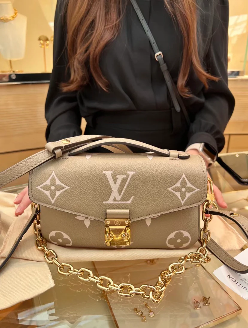 m46596-LV-pochette-metis-east-west-beige
