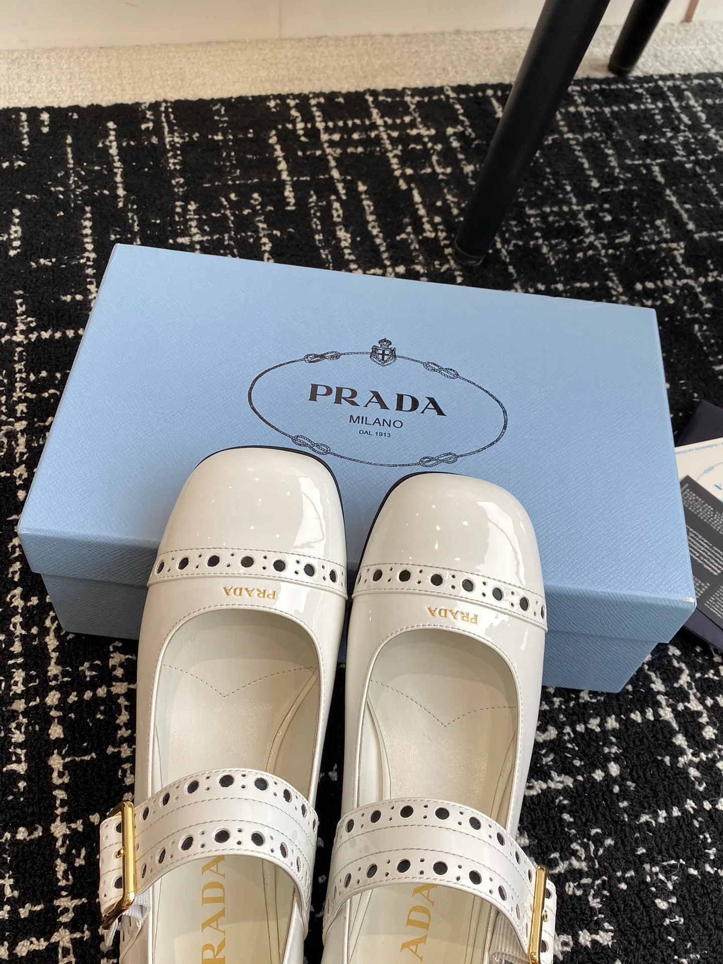 Туфли-мэри-джейн Prada 2024 в стиле ретро - белые