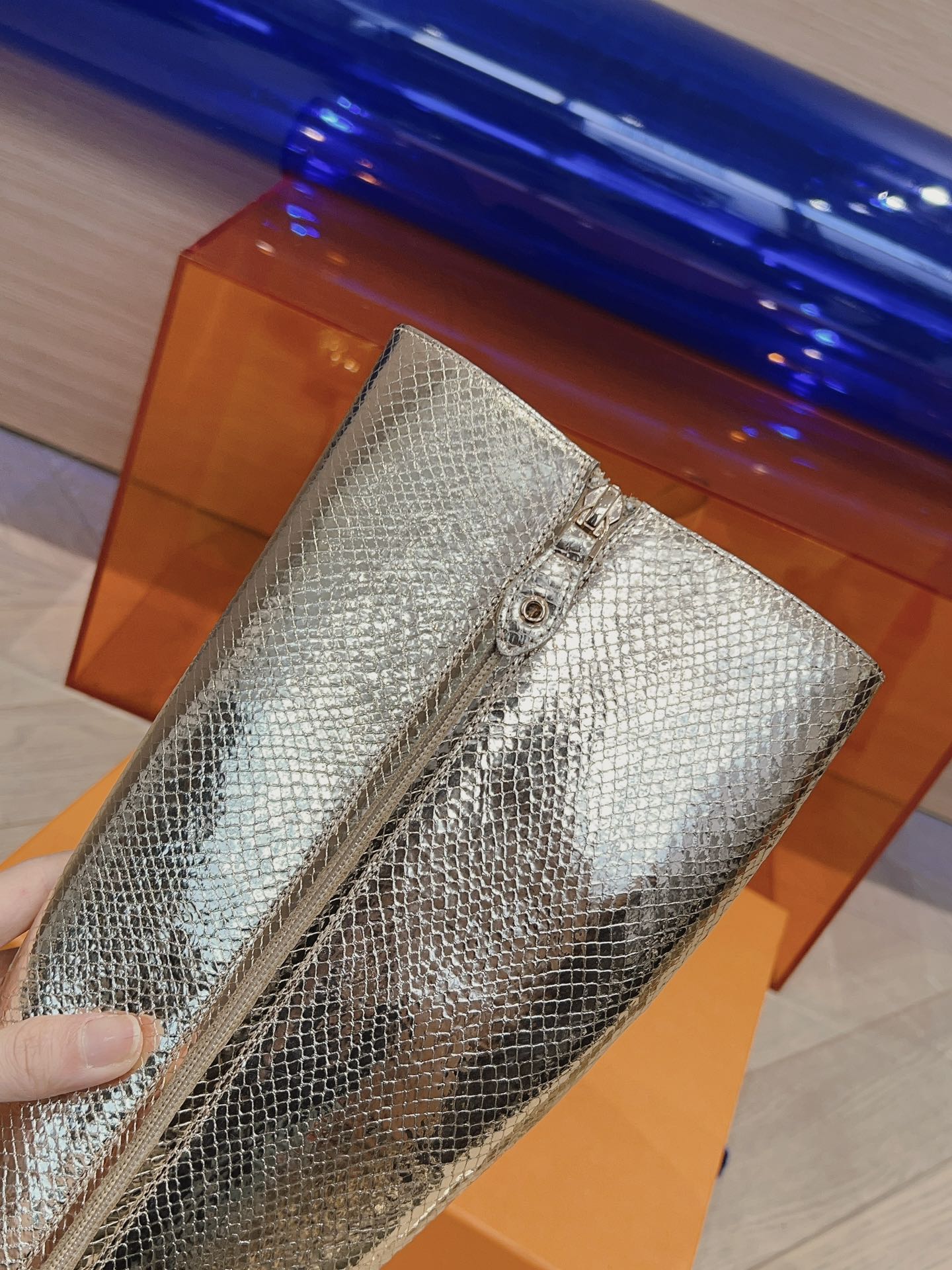 Последние новинки от LV из бутиков сезона осень/зима 2023 — Ботинки с подиума — Массивные ботинки на высоком каблуке — Золотистые