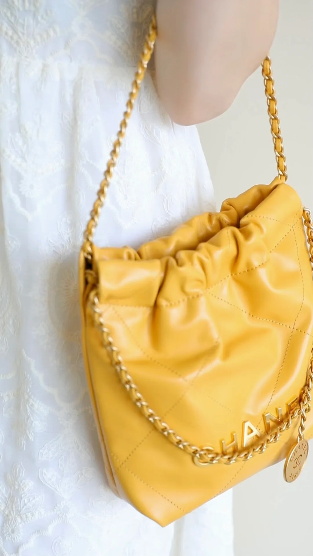 Мини-сумочка Chanel 22, кремово-желтая