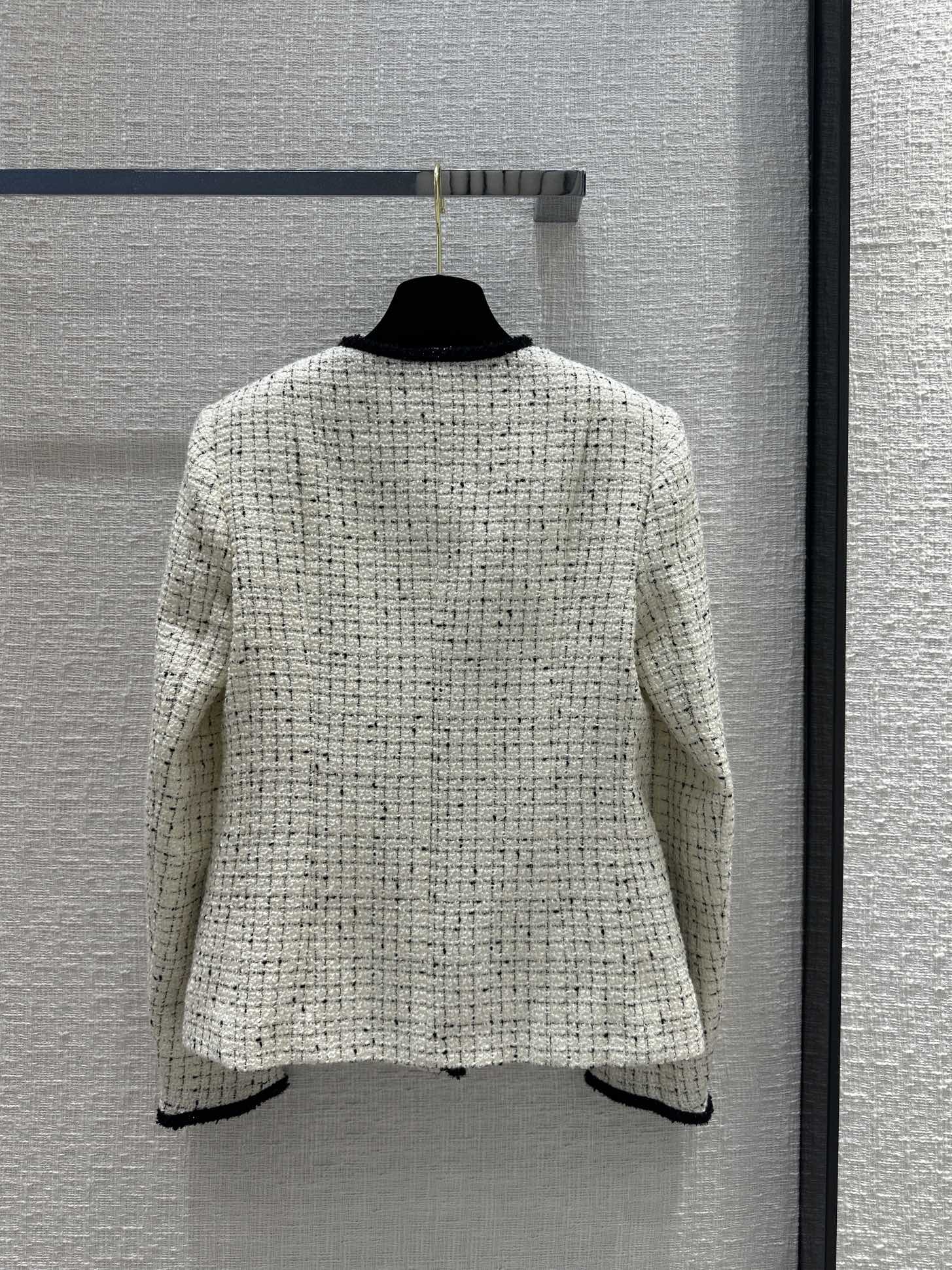 Chanel 2403 - Короткий жакет с изящной черной отделкой и блестящими деталями.