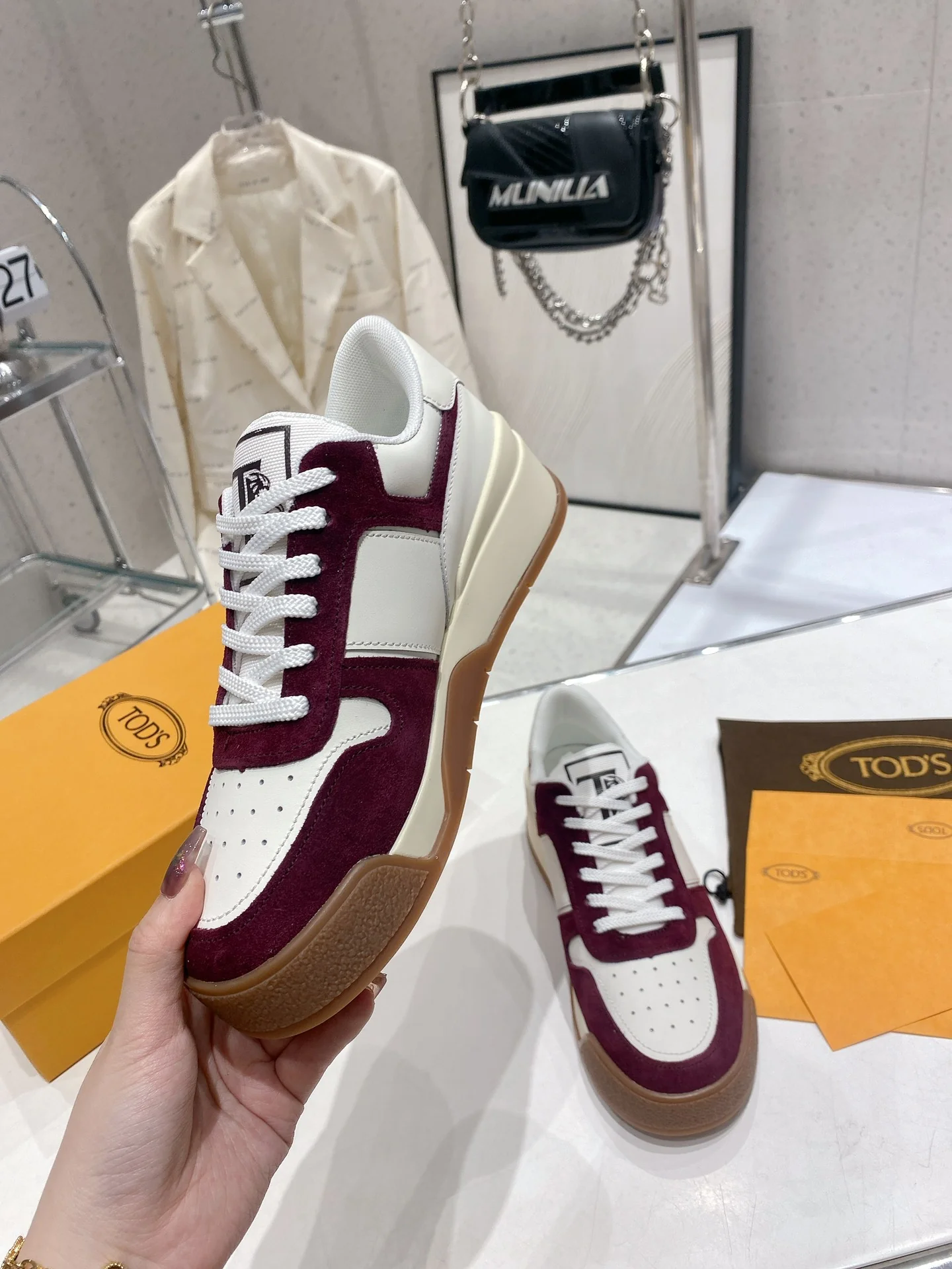 Весенняя коллекция Tods 2023 — Повседневная обувь — Парная модель — Коричневая подошва с бордовой отделкой