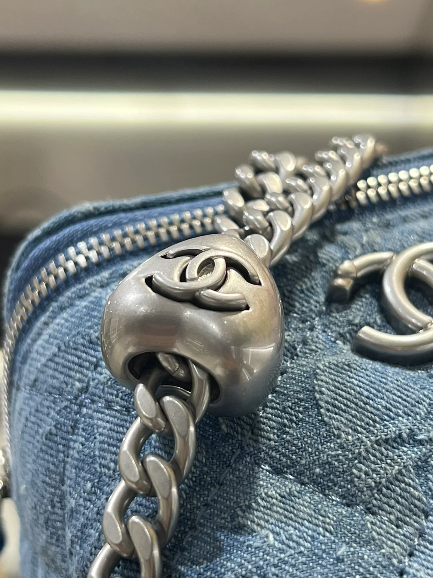 Пуговица в форме сердца из джинсовой ткани Chanel 2023 года — маленькая квадратная коробочка — светло-голубая серебристая пряжка