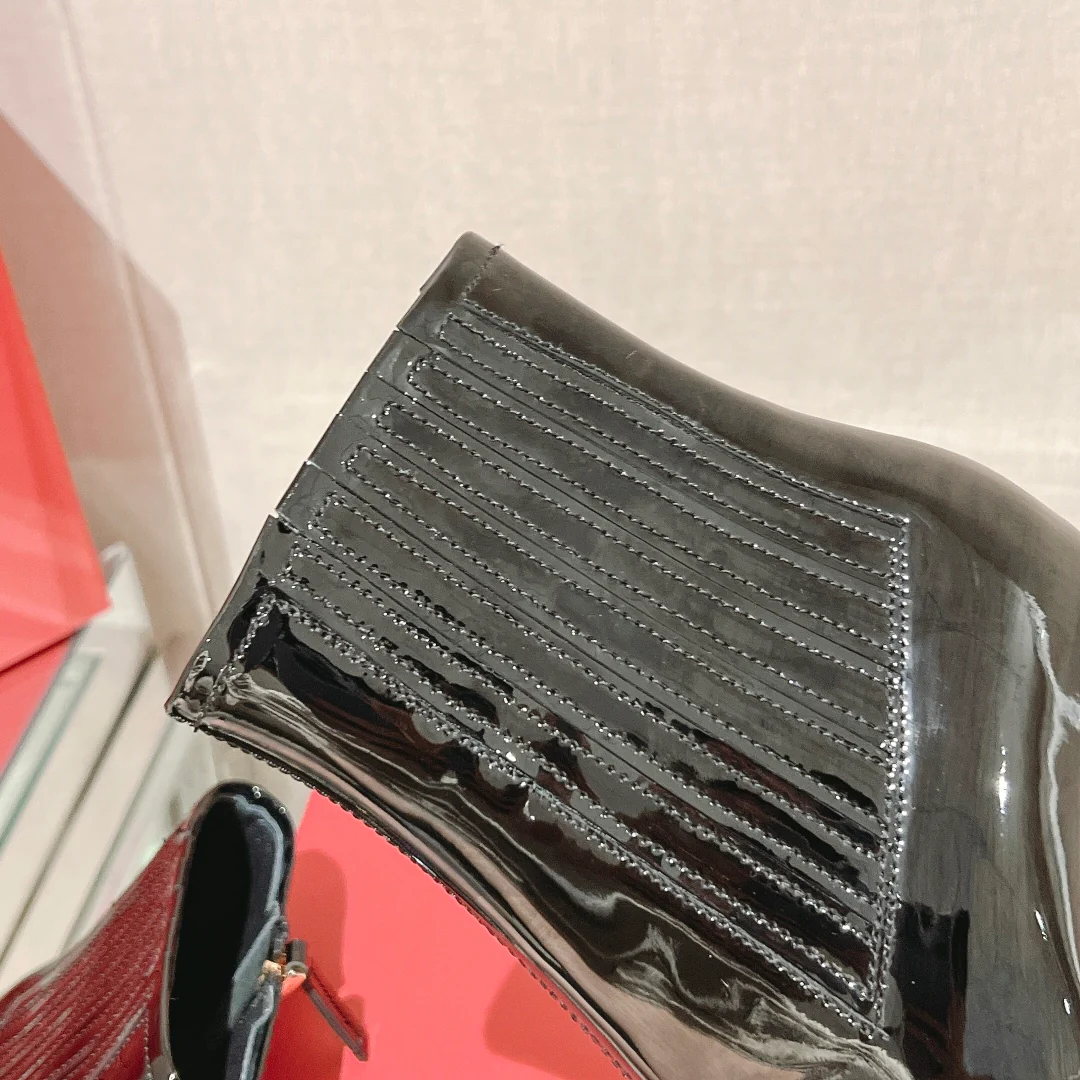 Ботильоны RV Shoes с острым носком, украшенные стразами.