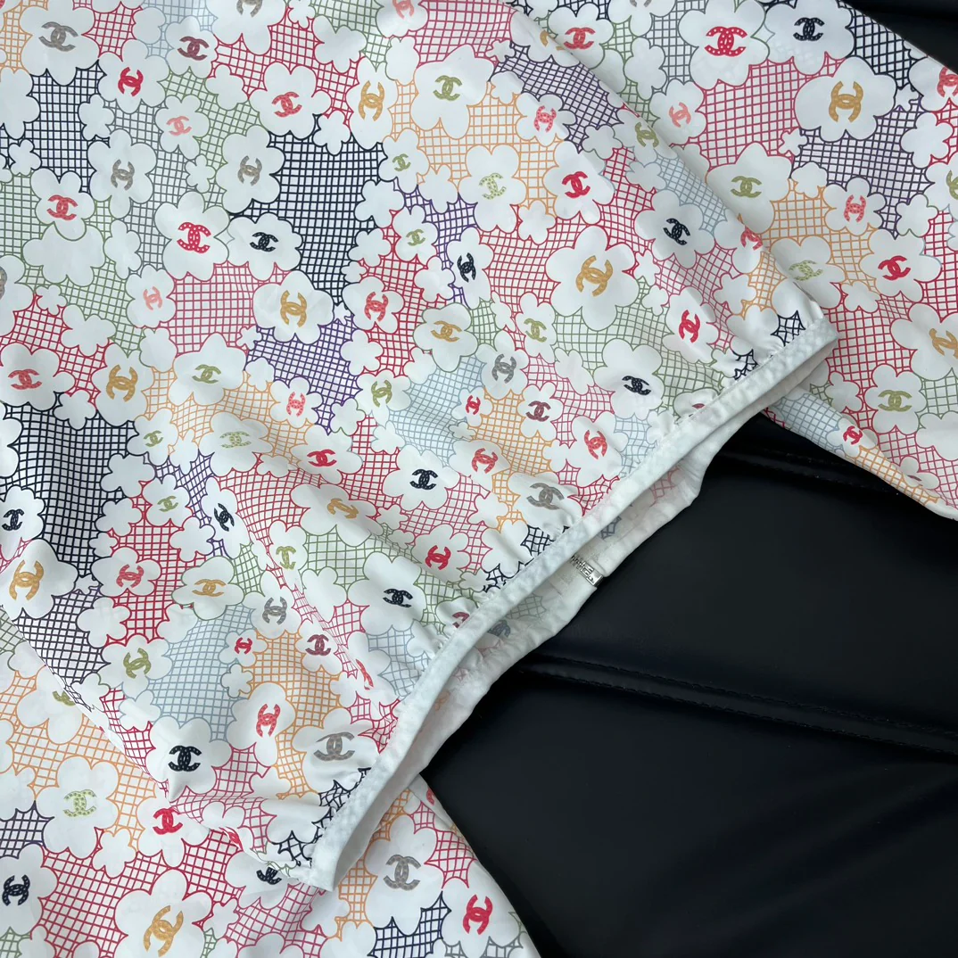 Chanel - 2403-24 Новинка: Стильная короткая куртка на молнии с принтом