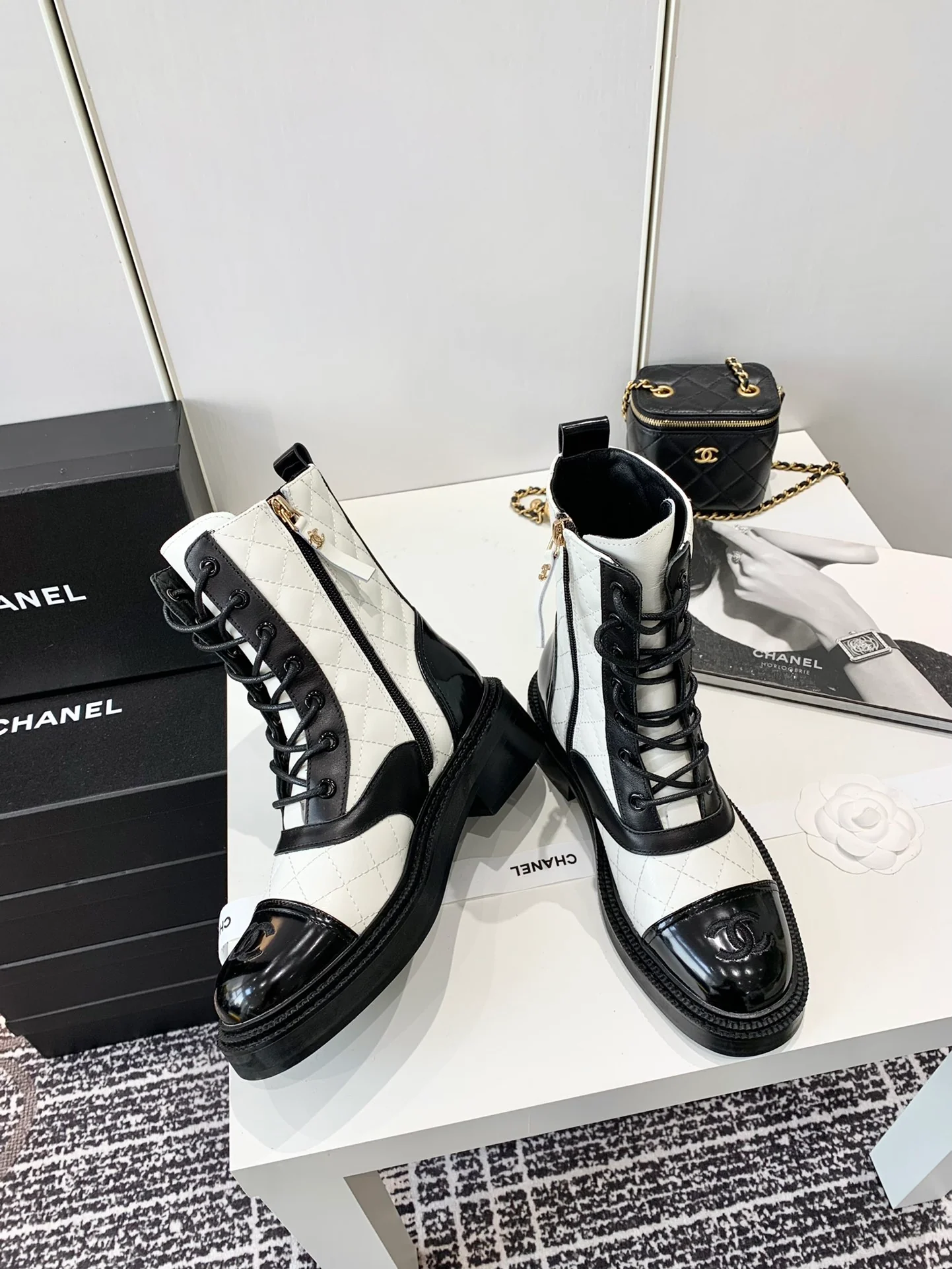 Chanel - Сапоги для верховой езды на шнуровке - Белые