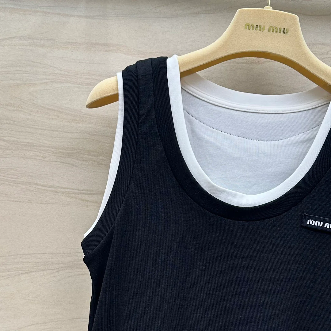 Новинка сезона весна/лето 2024 от Miu Miu: многослойный, культовый универсальный жилет — черный.