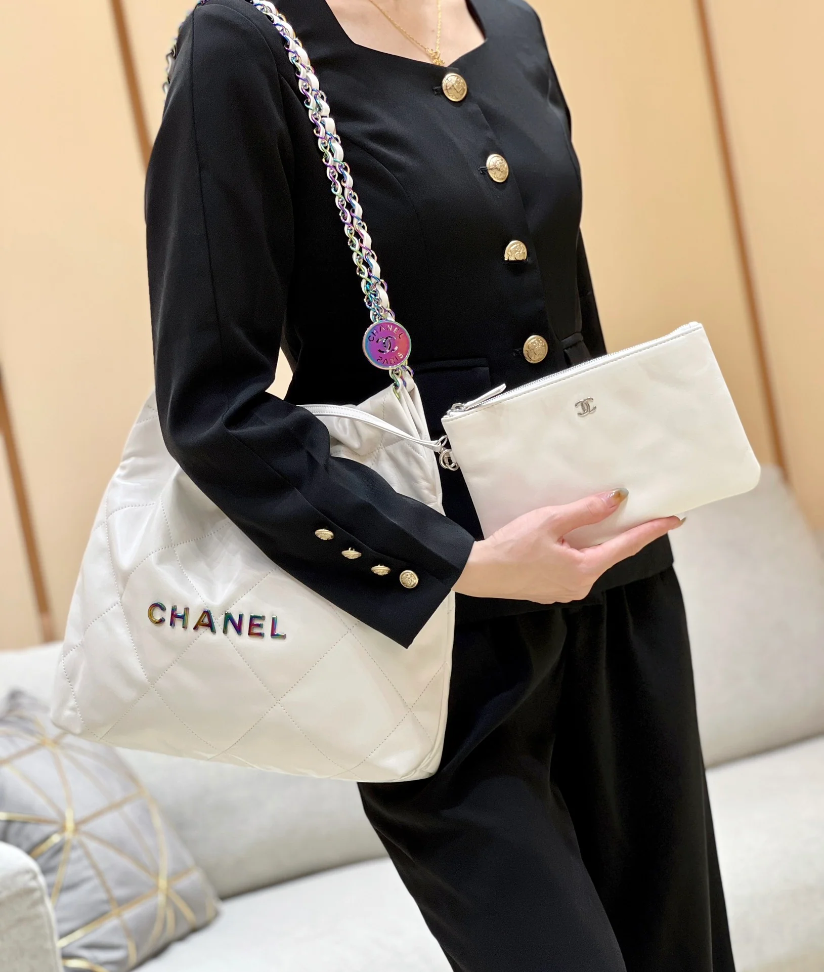 Новинка ранней весны в стиле Chanel — сумка Chanel 22, маленькая, белая.