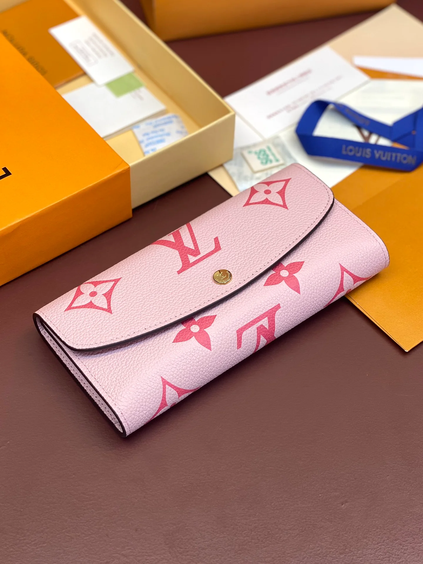 Длинный трехсекционный кошелек LV-m60699 с розовым отделением.