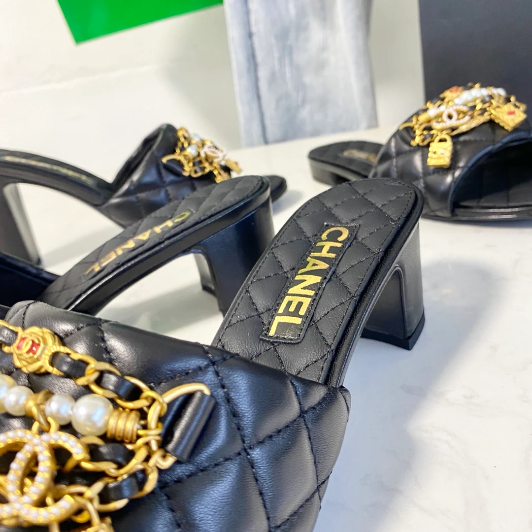 Туфли-лодочки Chanel с жемчужной цепочкой на каблуке