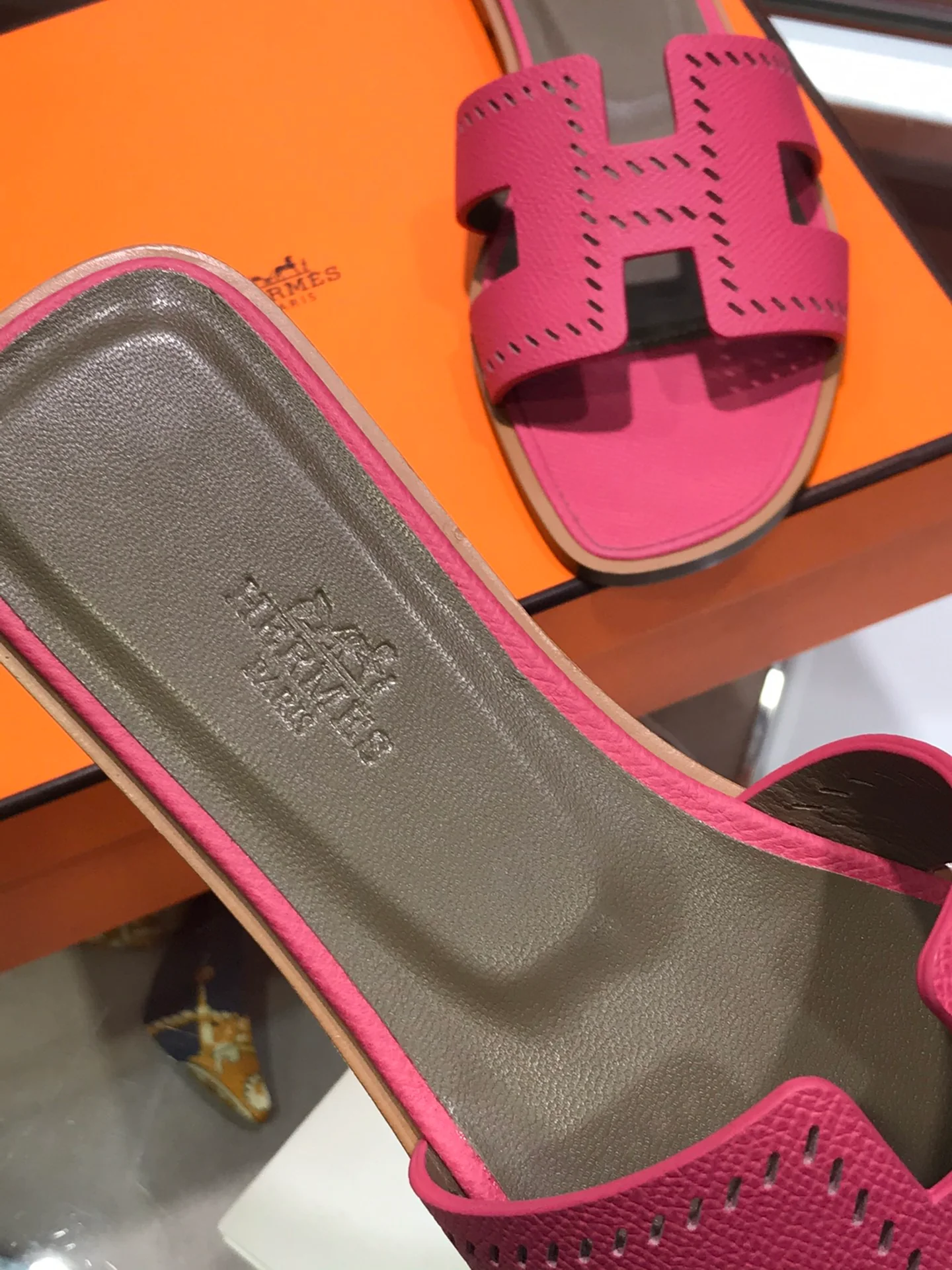 Новинка весны 2022 года от Hermes - плоские тапочки H - 5