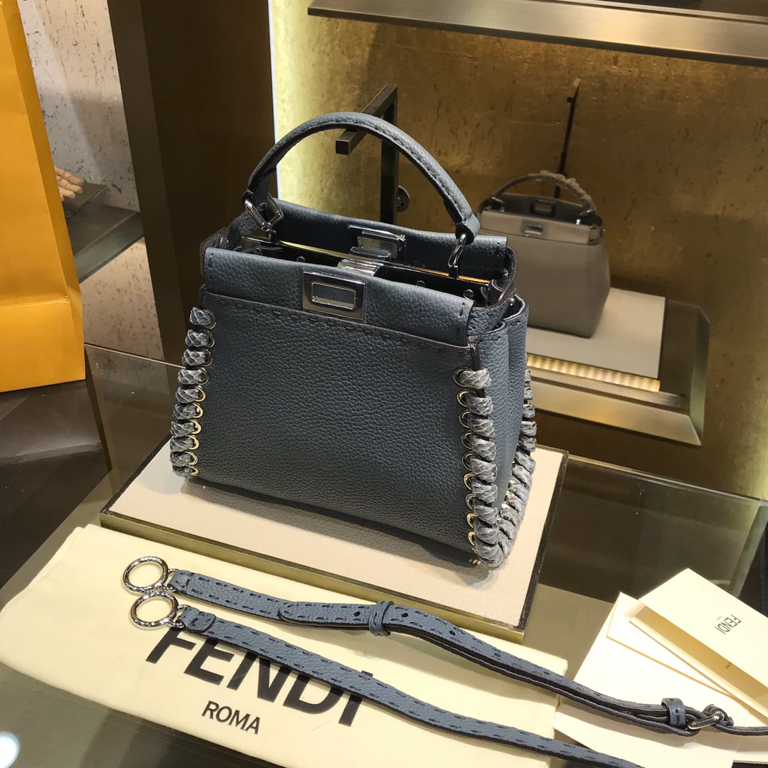 Миниатюрная сумка Fendi Peekaboo из синей кожи