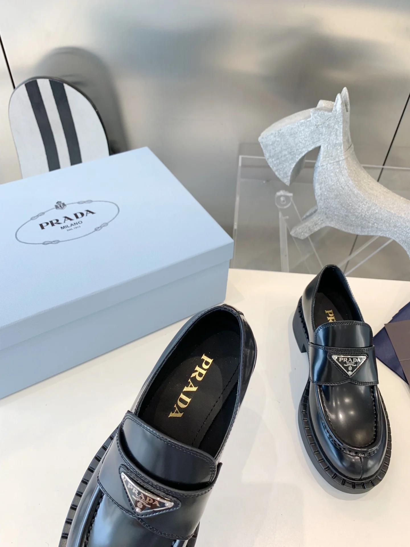 Лоферы Prada Gear - черные