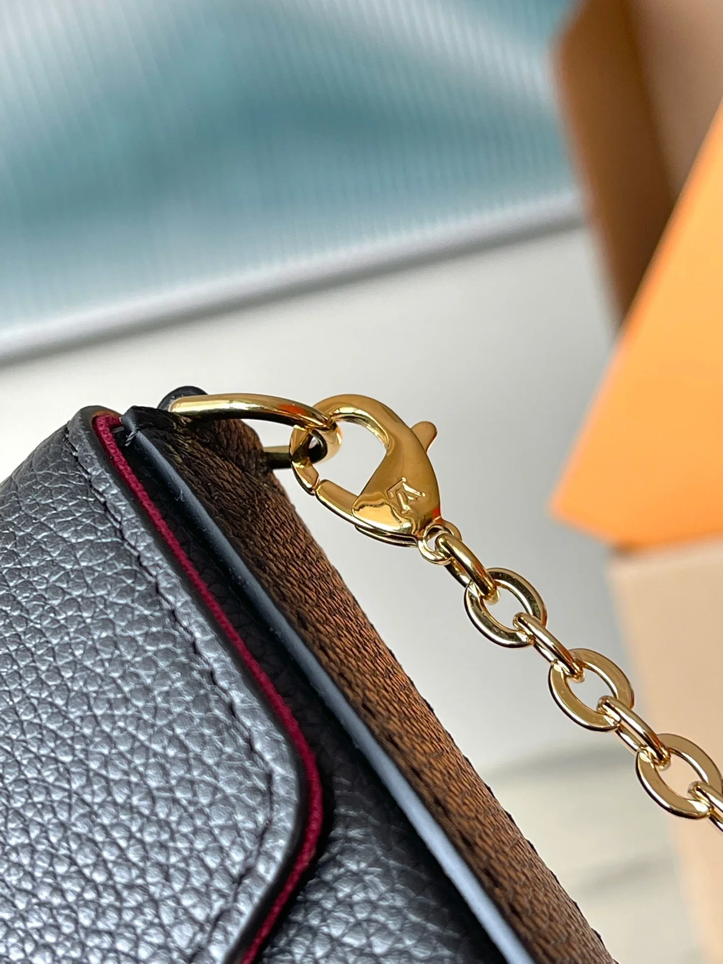 m64064-LV-pochette-felicie-empreinte сумка через плечо с тиснением - черная сетчатая версия