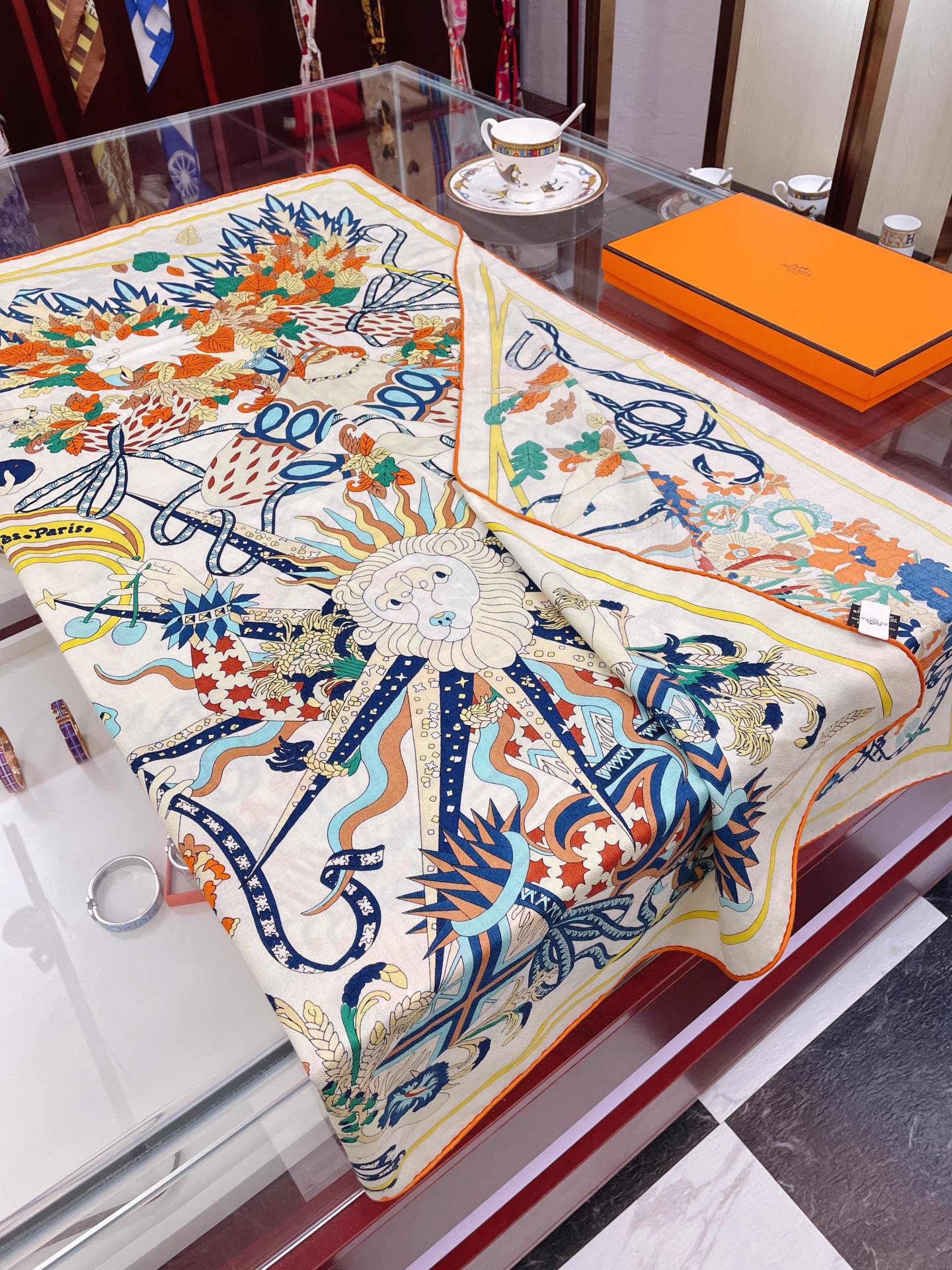 Шарф Hermes - ?Коронация короля четырех времен года? (квадратный) - 140 см - 70% кашемир - 30% шелк - белый