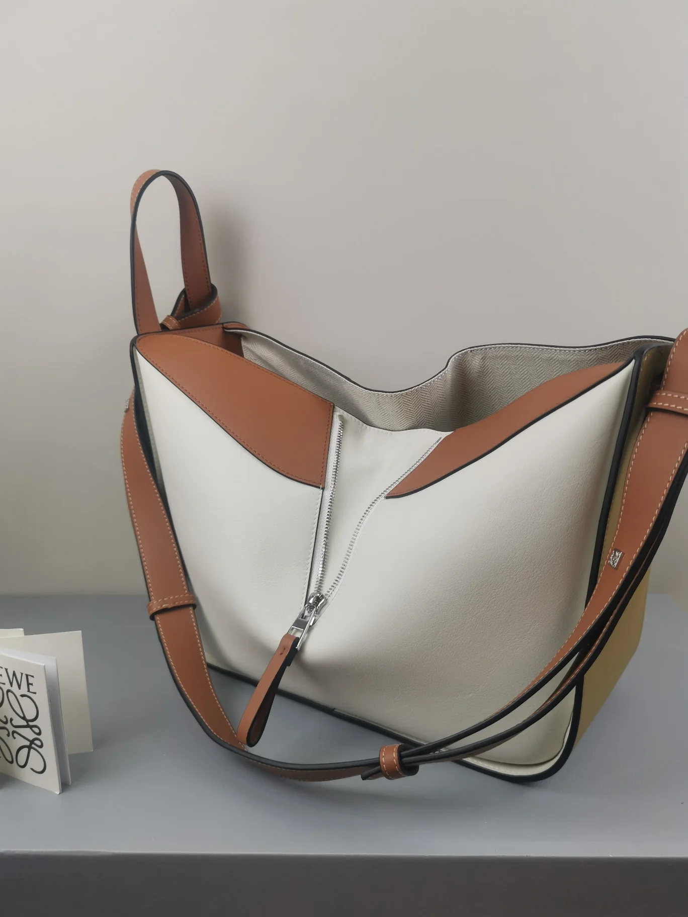 Гамак Loewe, маленький, 13,5x25x30 см, в горчично-белую полоску, однотонная кожа.