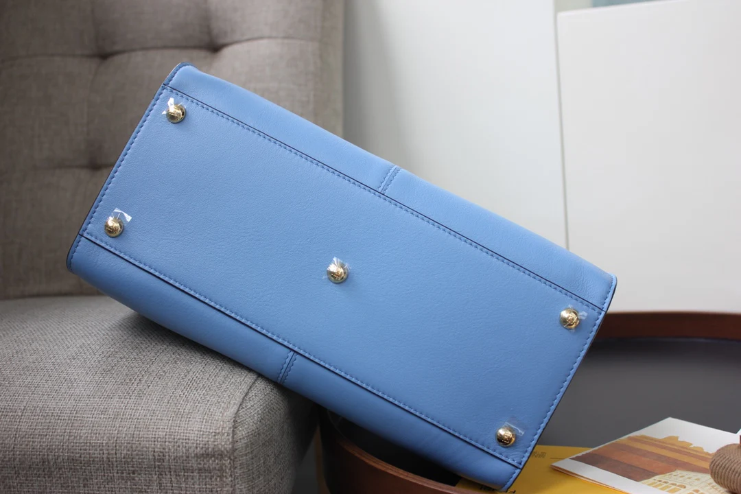 Сумка Fendi Peekaboo Lite Medium из светло-голубой кожи.