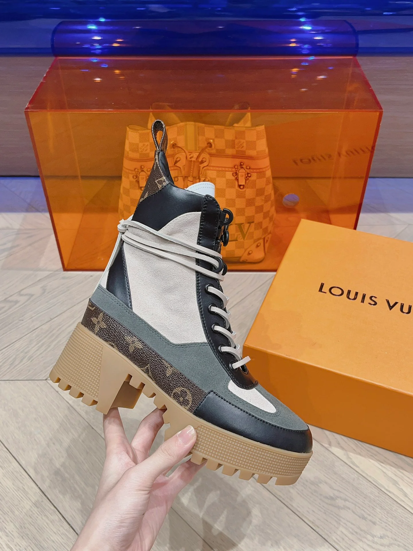 Классические ботинки Dr. Martens на высоком каблуке от LV — белые, с монограммой.