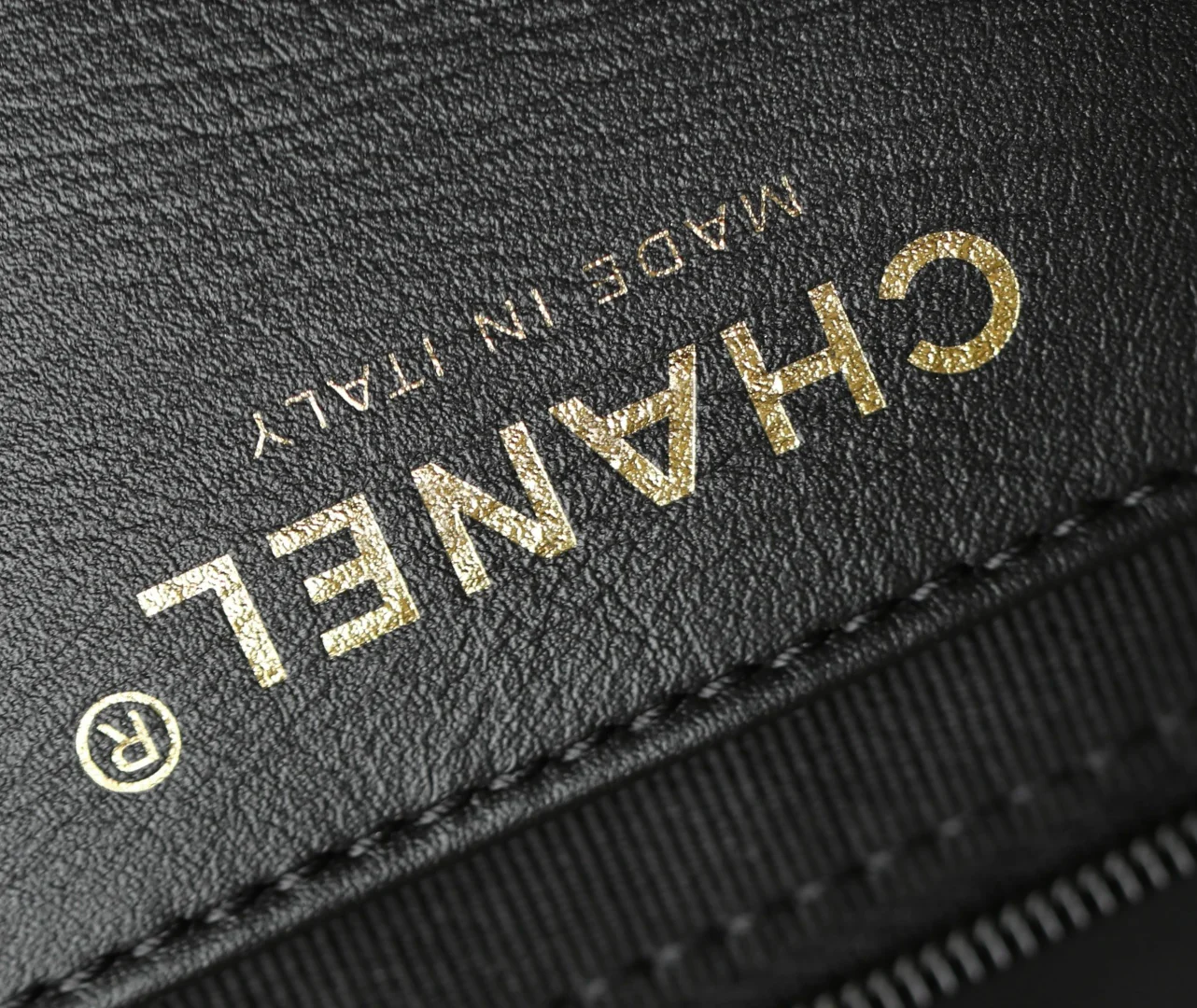 Рюкзак Chanel весна/лето 2020, маленький, черный с золотой пряжкой.