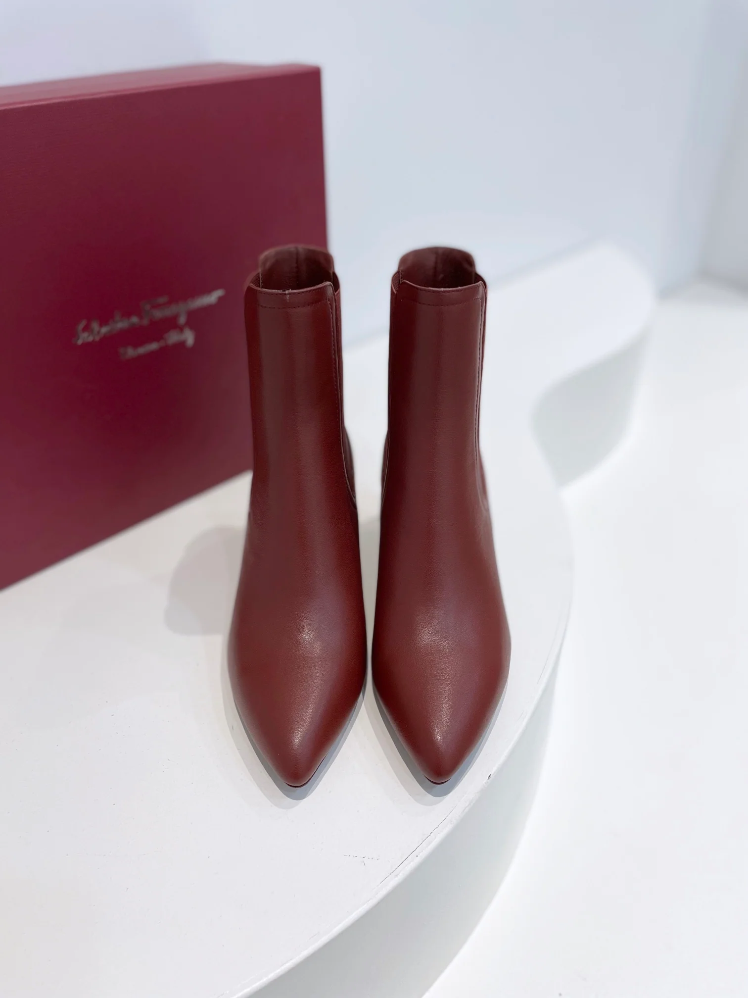 Salvatore Ferragamo - Новинка сезона осень/зима 2022 - Ботильоны ?челси? на массивном каблуке