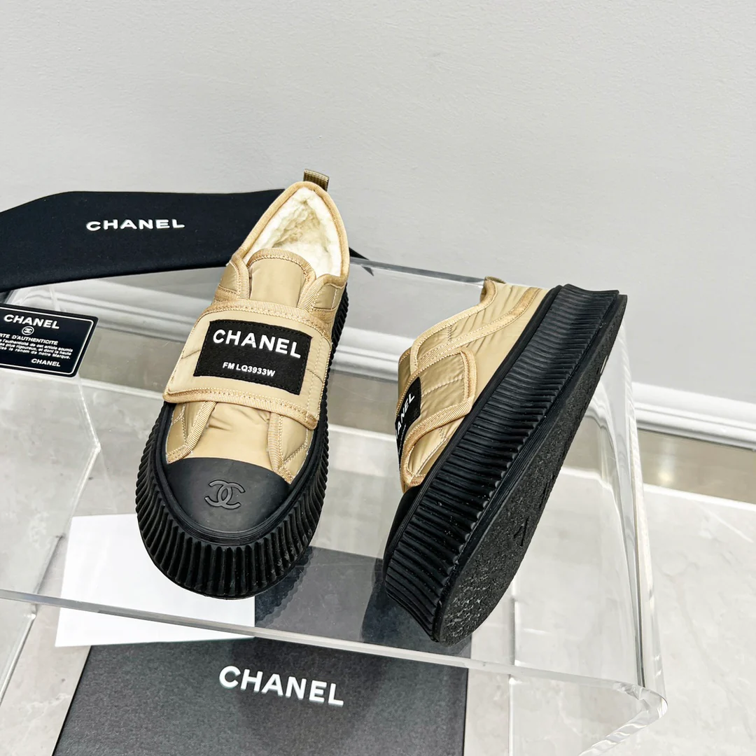 Новинка сезона осень/зима 2022 от Chanel - повседневные туфли на платформе с застежкой-липучкой - золотистые.