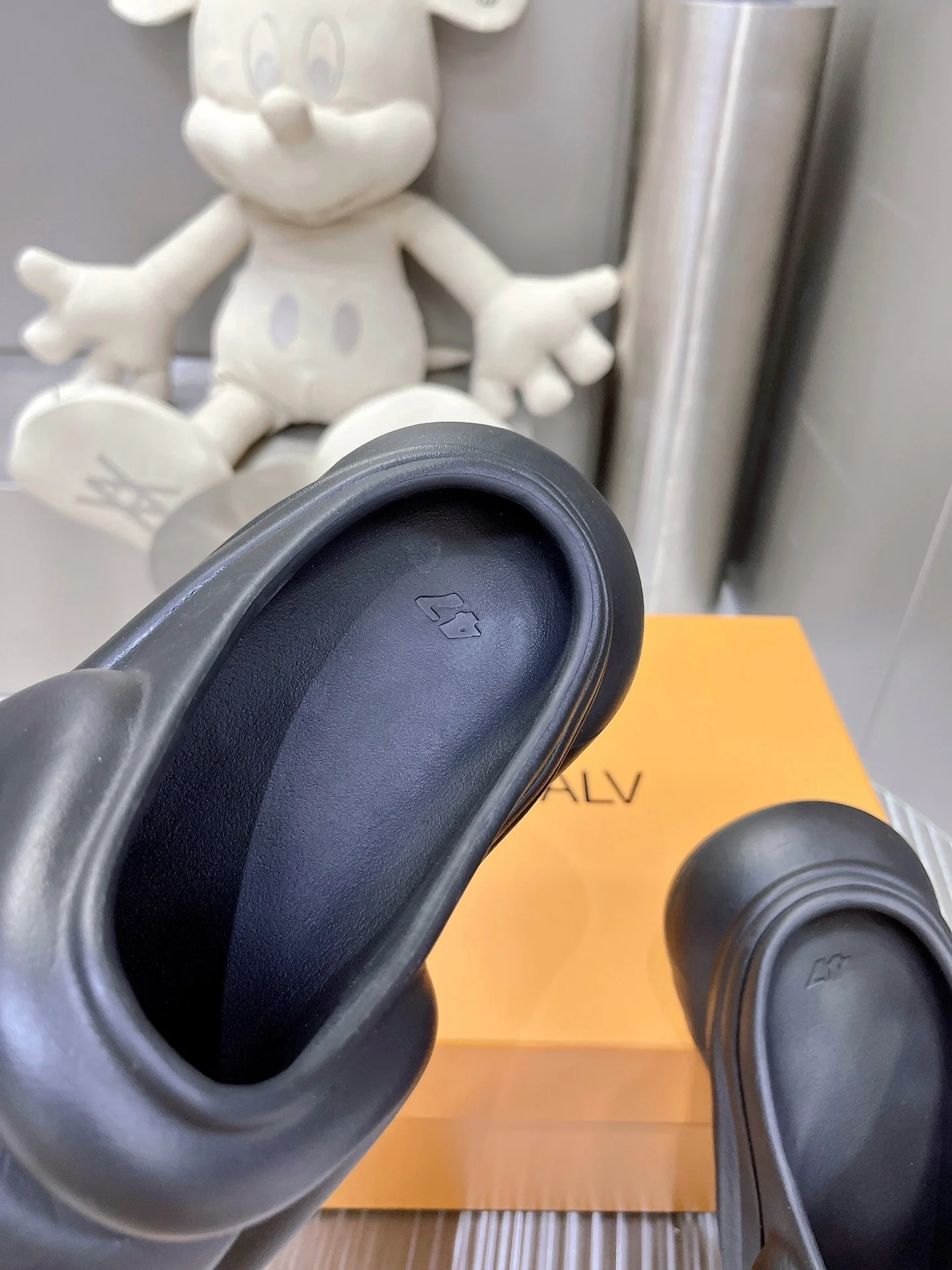 Новинка мужской коллекции LV весна/лето 2023 - Домашние тапочки в стиле хип-хоп - Черные