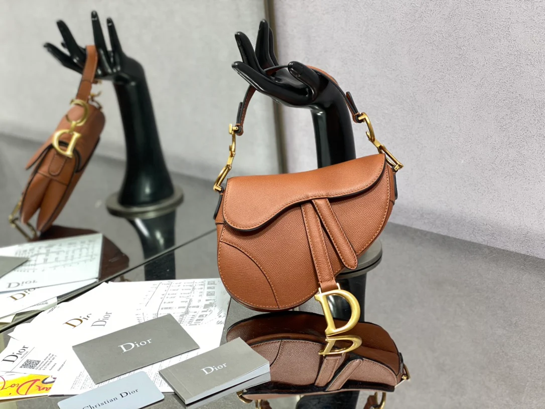 Кошка породы Dior Saddle Cat, маленькая, коричневая, 19,5 см.