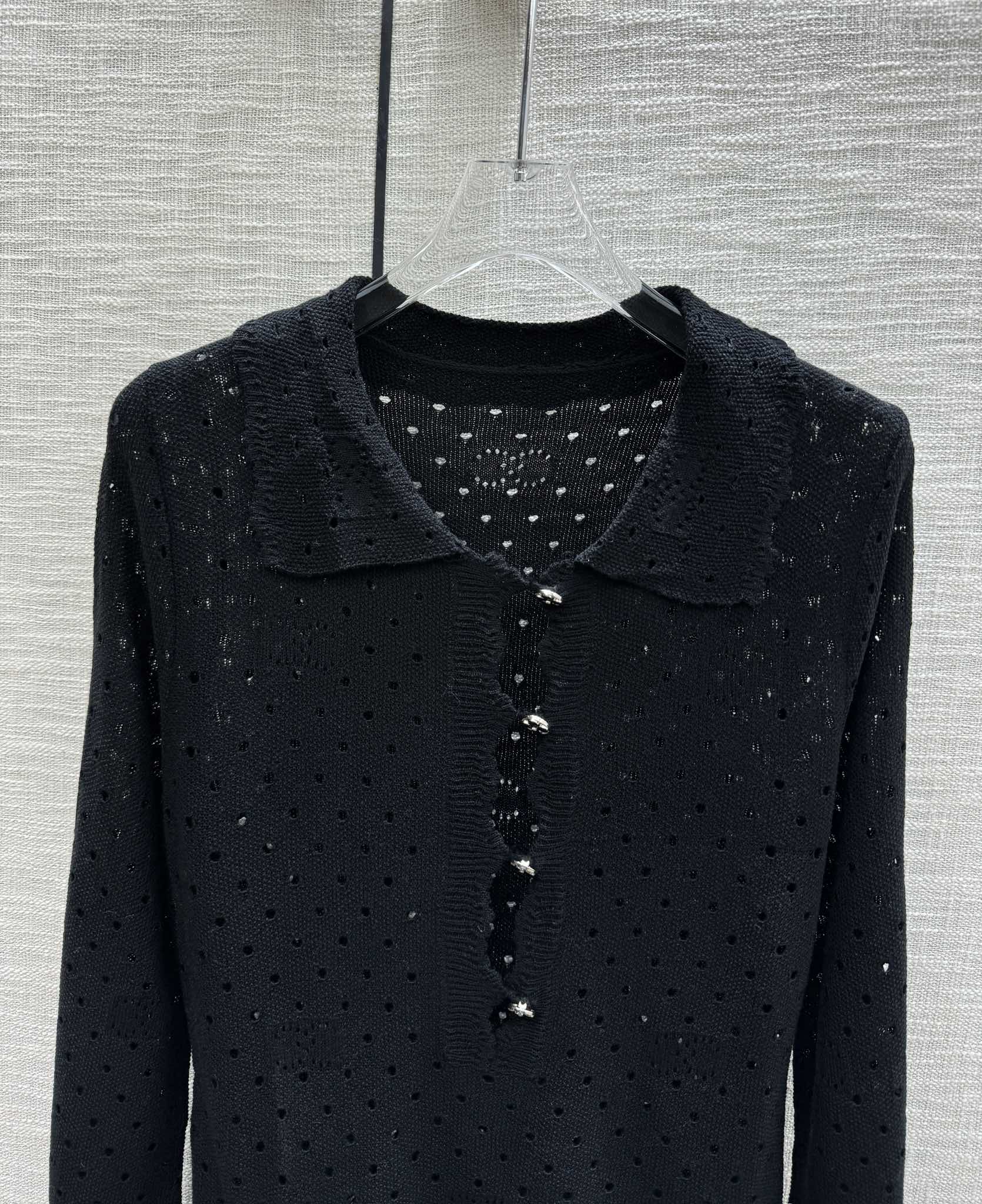 Chanel 2403 - Платье из ажурной вязки с двойной буквой С - Черное