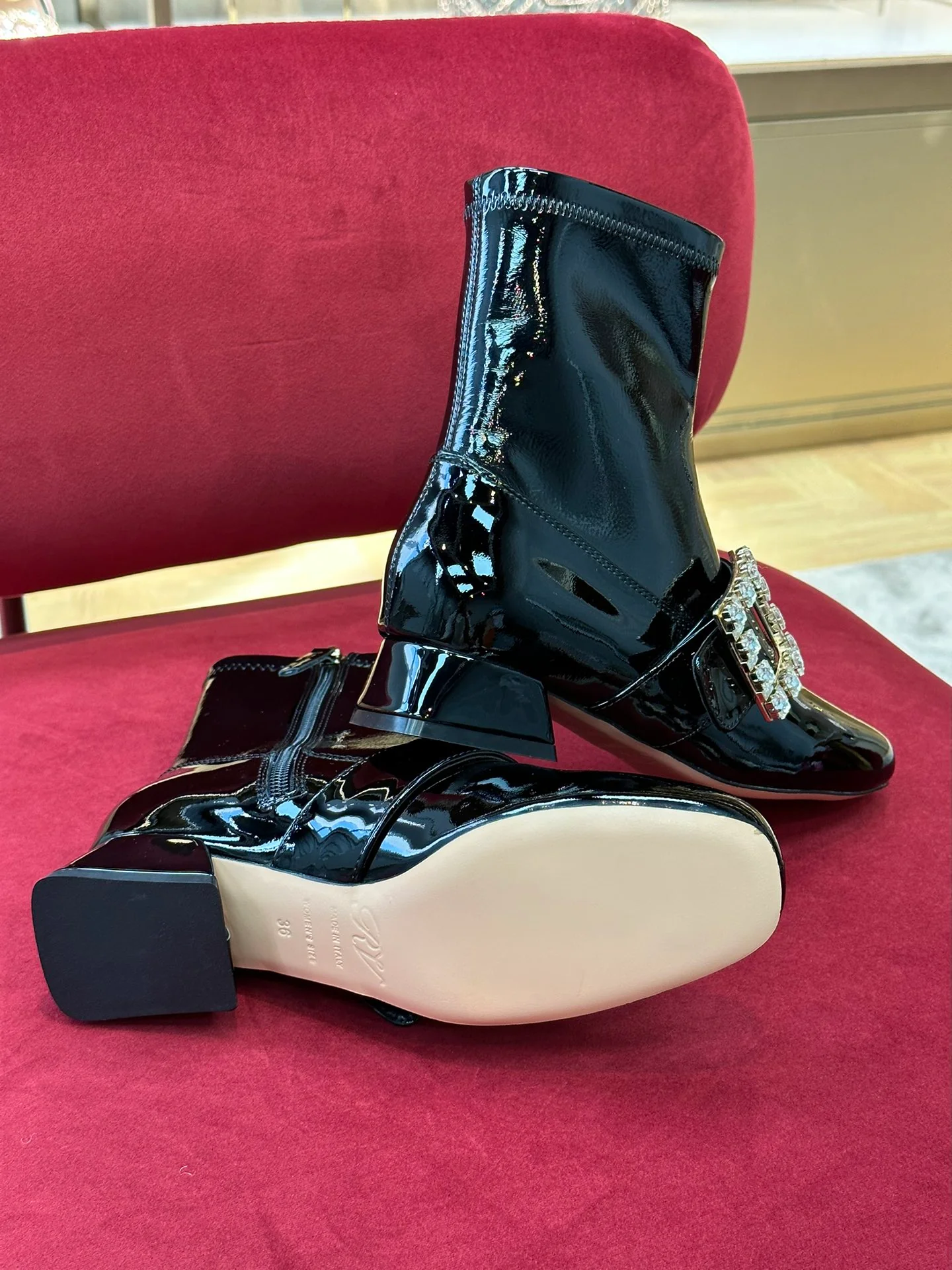 RV - Ботильоны из эластичной лакированной кожи, украшенные стразами Swarovski