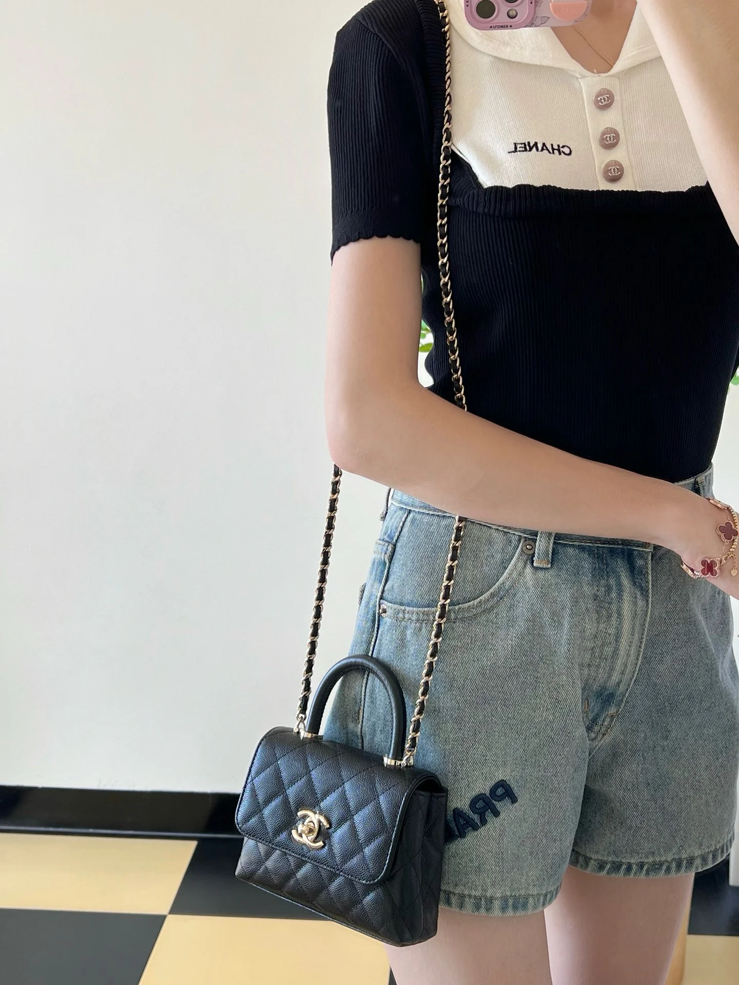 Сумка Chanel с цепочкой и клапаном — черная с фурнитурой из светлого золота.