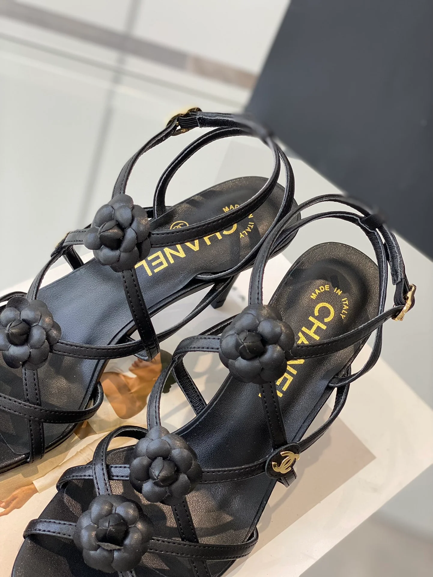 Новинка сезона весна/лето 2023 от Chanel - сандалии на шпильке Camellia - 7 см - черные.