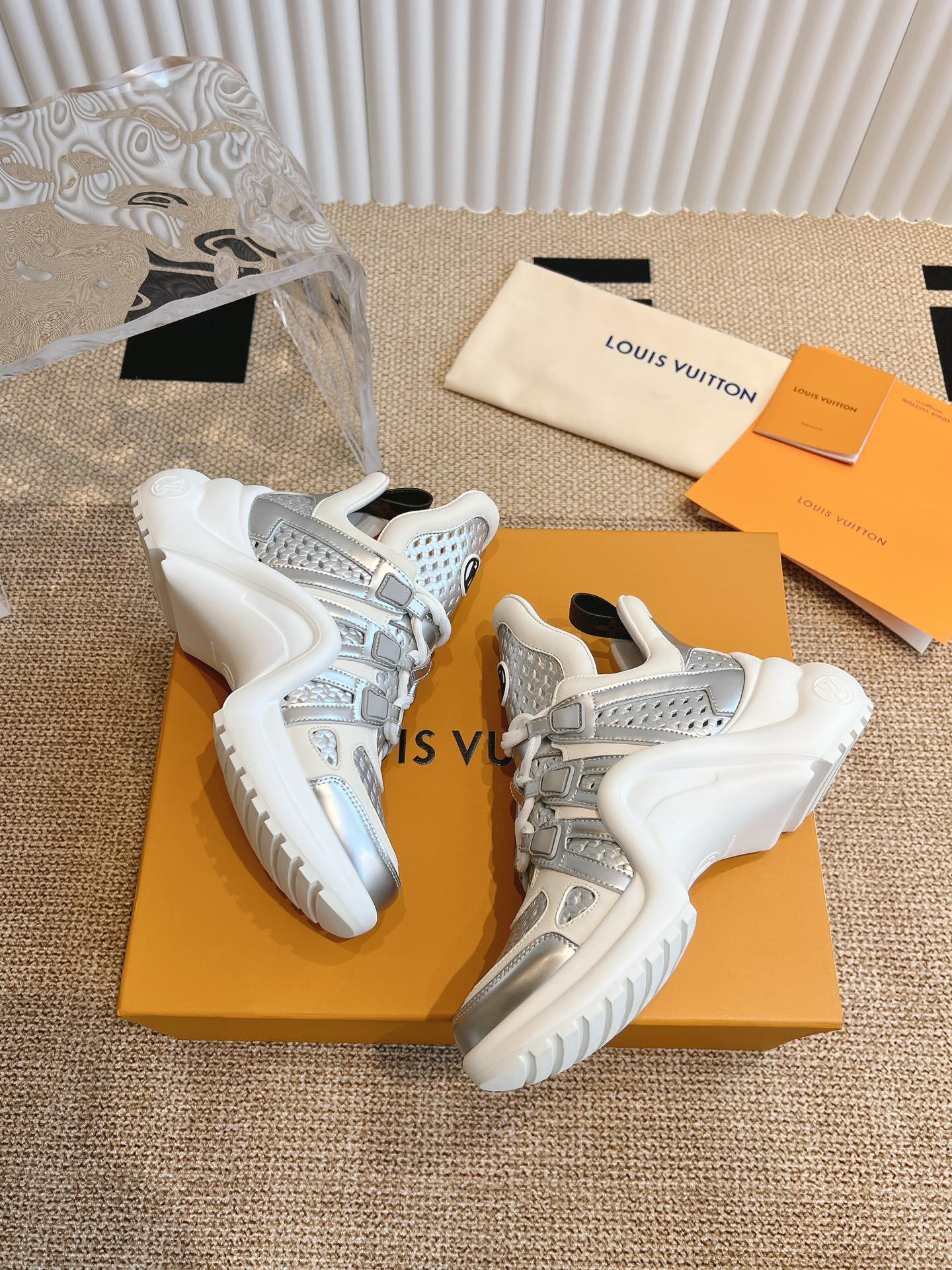 Повседневные туфли на платформе LV-2024 - серебристые