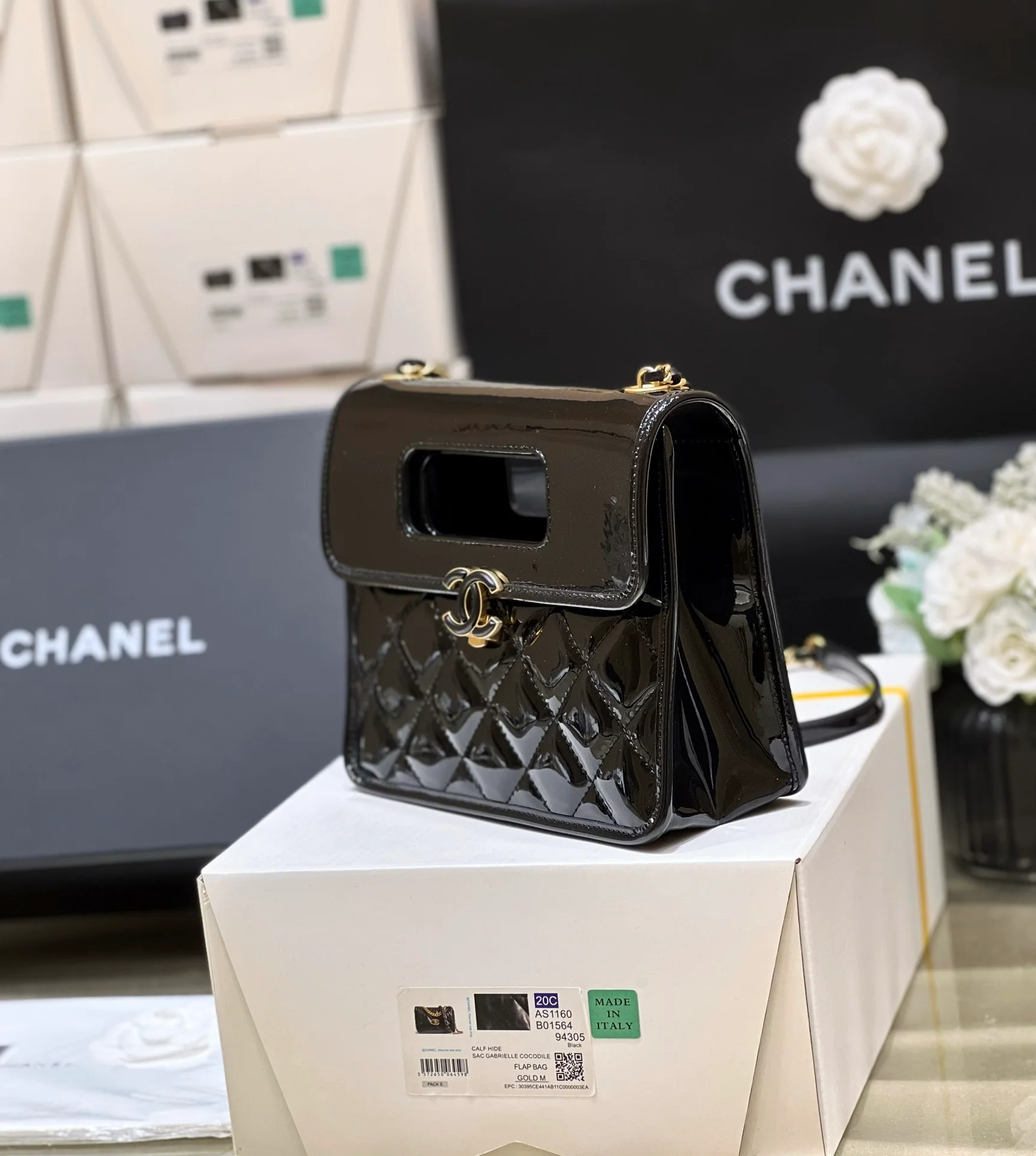 Новинка сезона весна/лето 2023 от Chanel - Лакированная кожа - Сумка-конверт