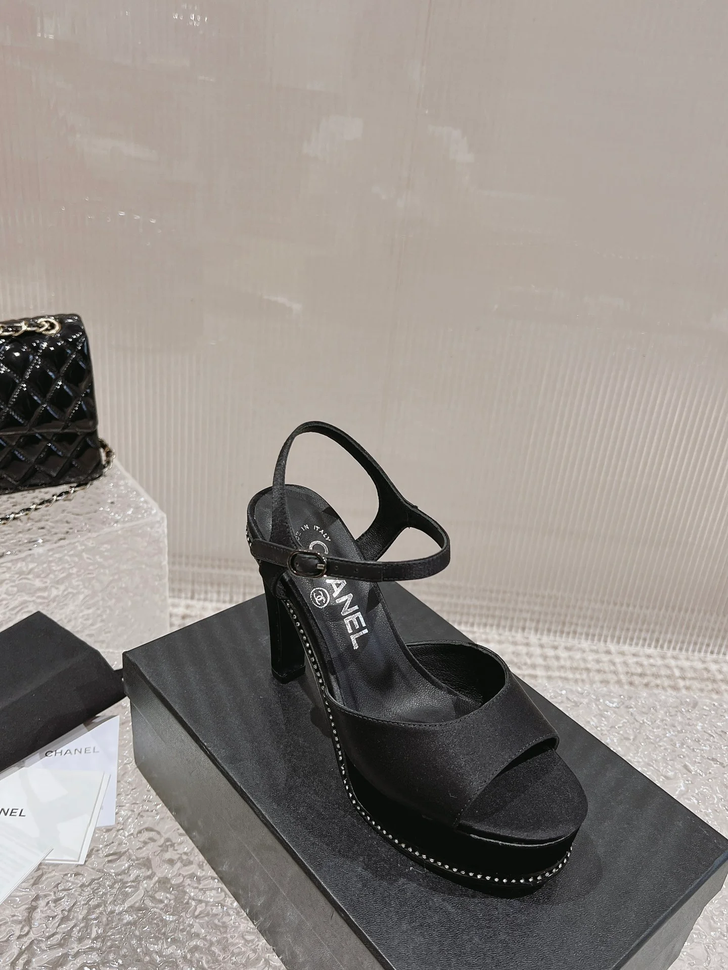 Босоножки Chanel с открытым носком на шпильке - черные