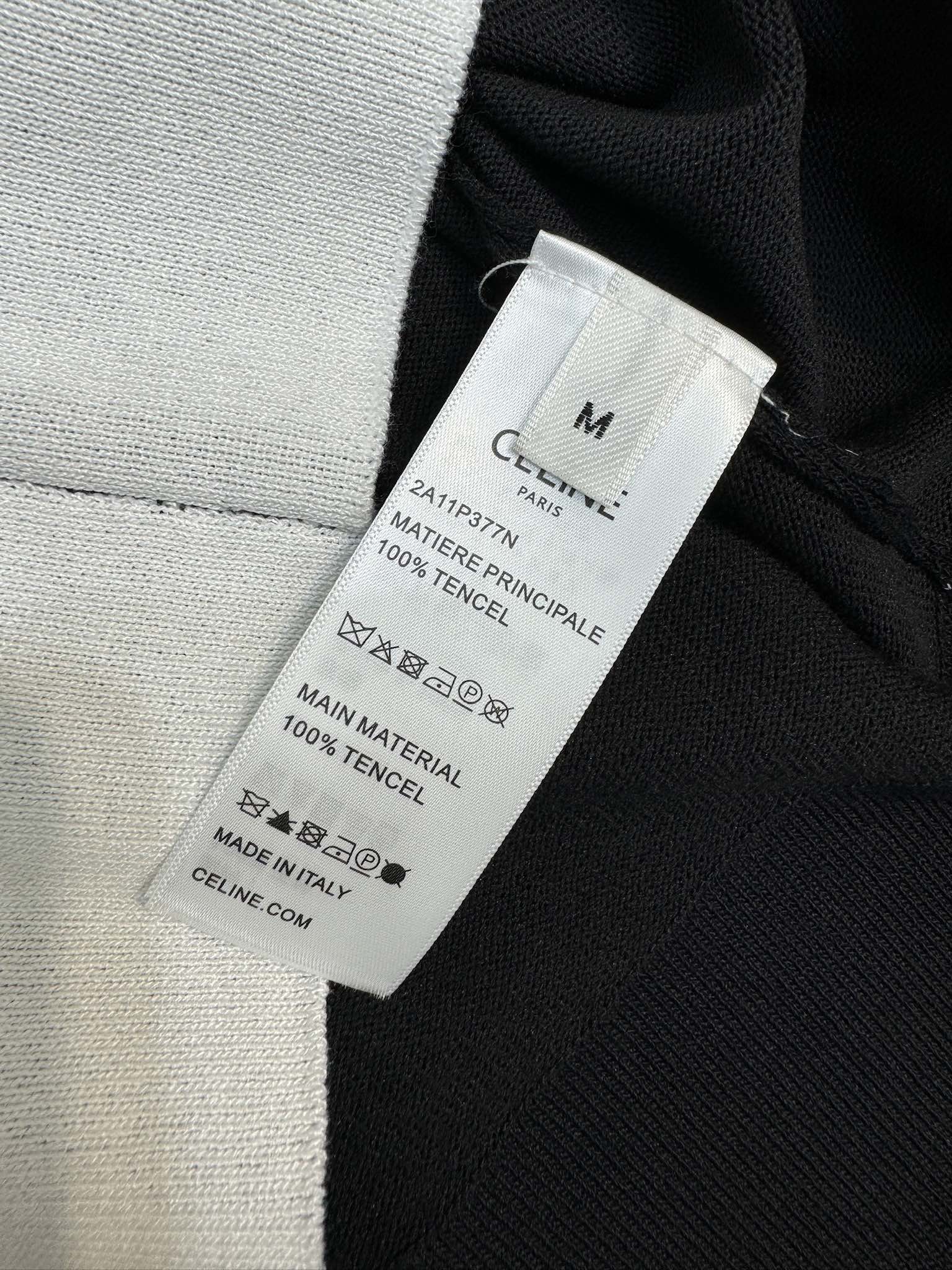 Трикотажный топ Celine 2403 с короткими рукавами и полосками, в стиле ?колор-блок? — черный.