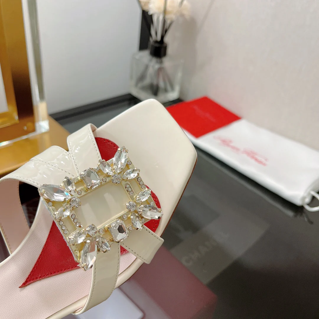 Туфли с пряжкой в ??форме буквы Р — бежевые на невысоком каблуке