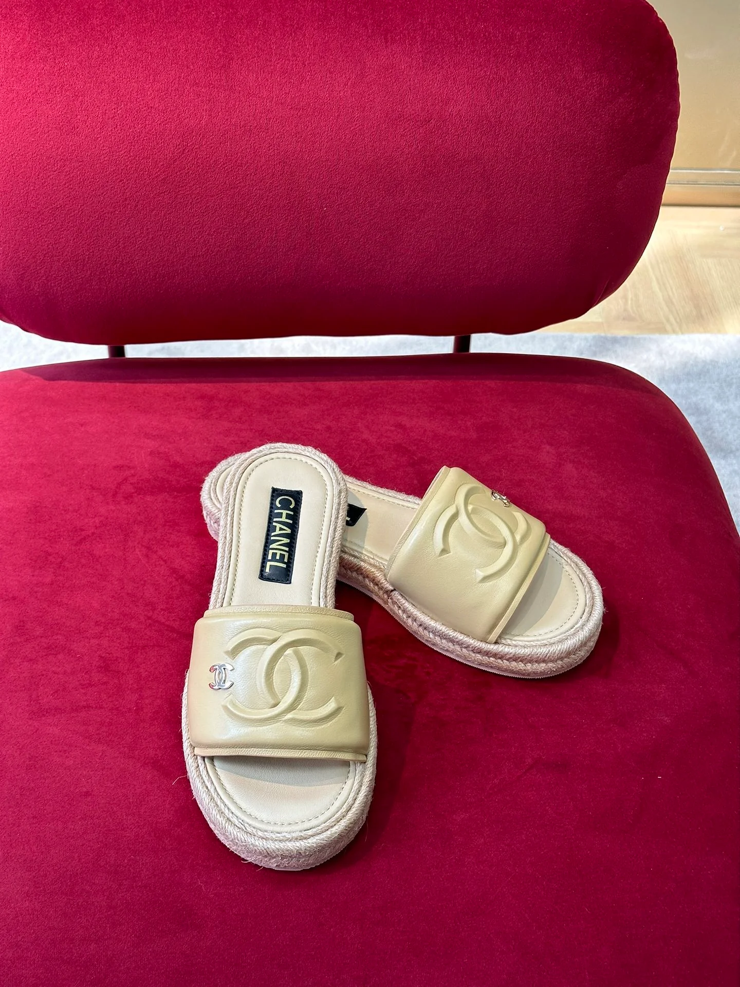 Новинка сезона весна/лето 2023 от Chanel - Тапочки из овечьей кожи - Абрикосовый цвет