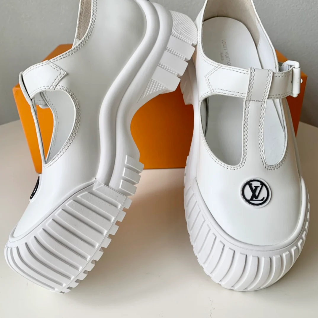 Новинка LV 2023 года - Серия Ruby - Туфли Мэри Джейн на каблуке с биде - Белые
