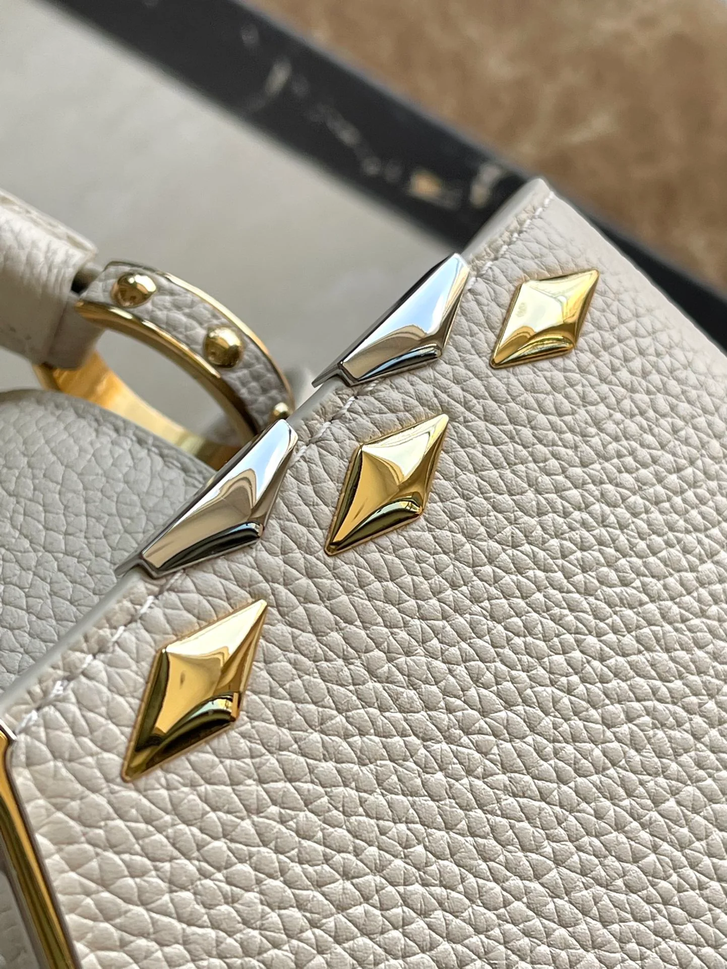 LV-m12751-capucines-medium handbag-white