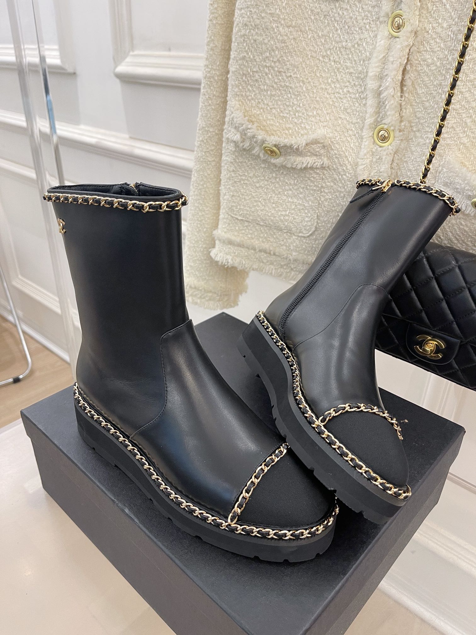 Весенняя коллекция Chanel 2022 — Ботильоны с цепочкой по краю — Черные