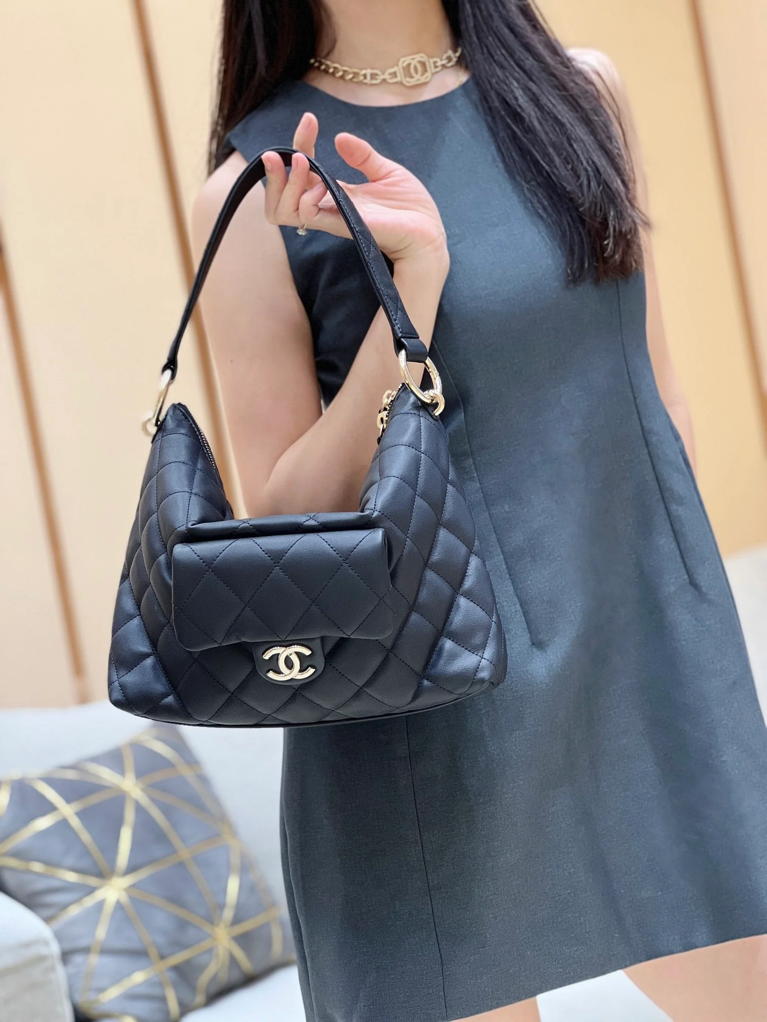 Сумка-хобо Chanel через плечо - черная