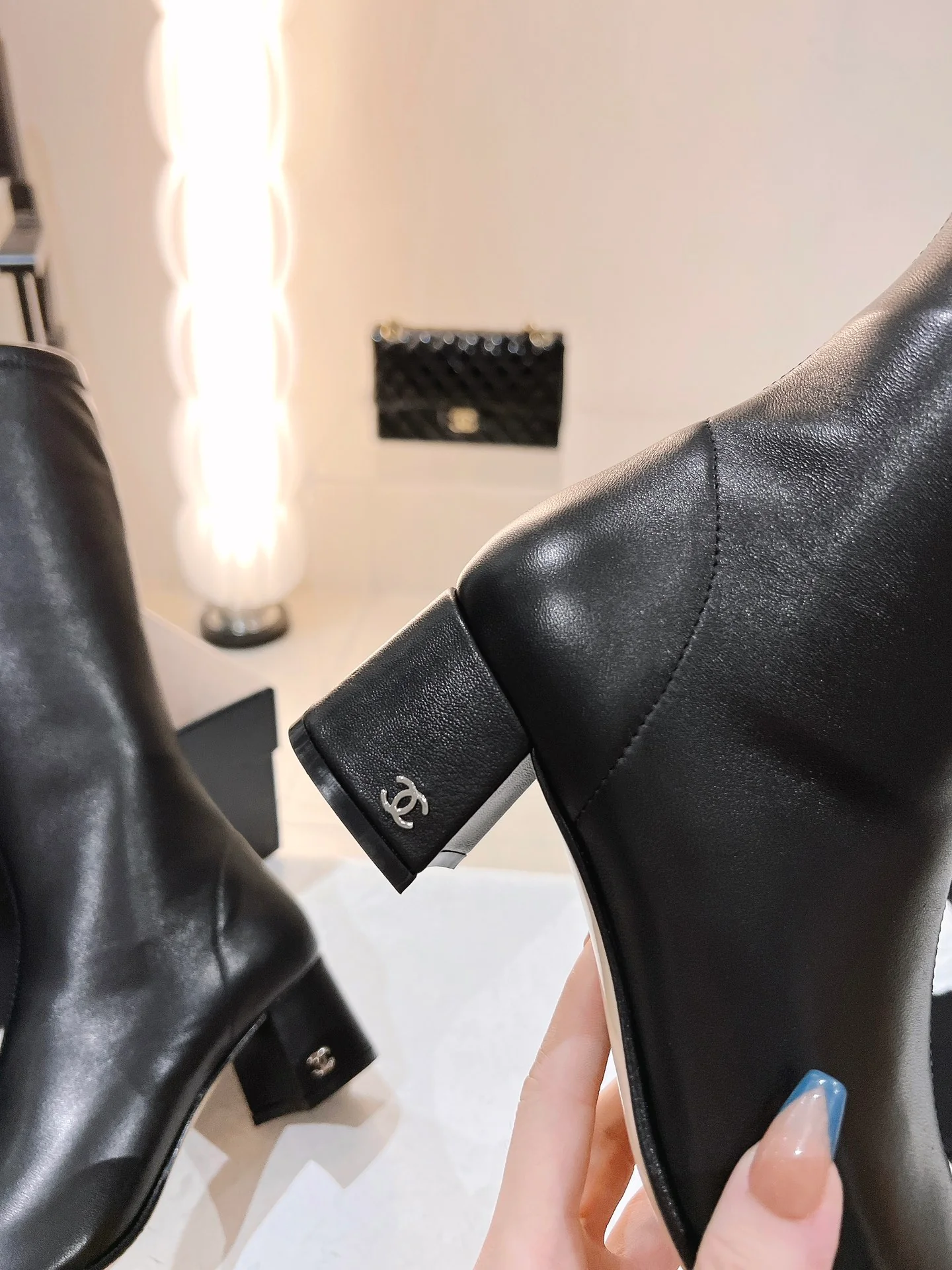 Новинка сезона осень/зима 2022 от Chanel - Высокие сапоги - Глянцевый черный