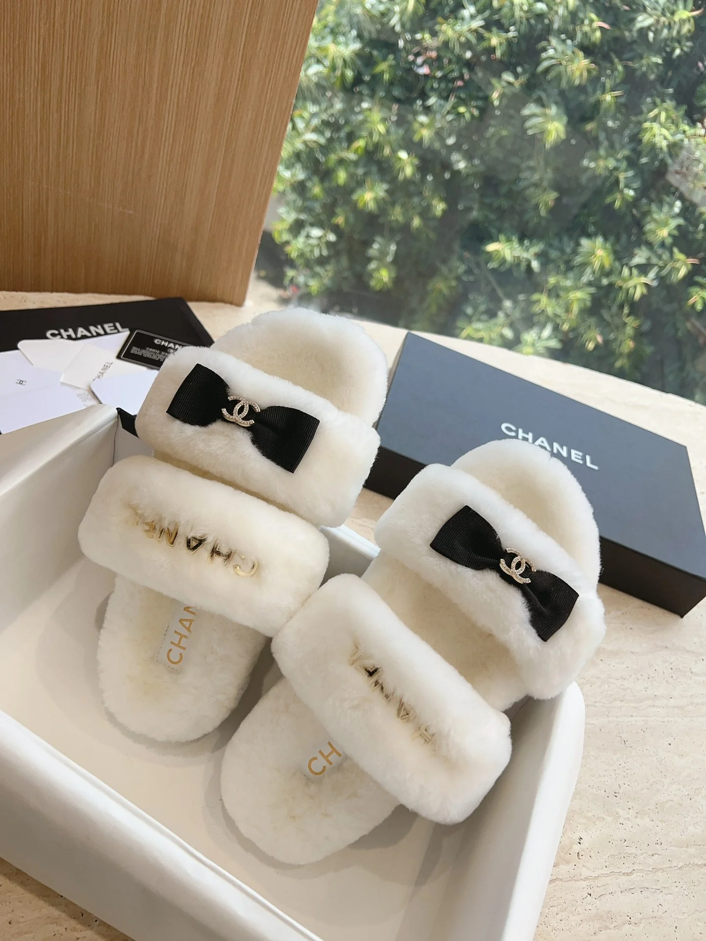 Новинка 2023 года от Chanel - Меховые тапочки - Белые с бантом