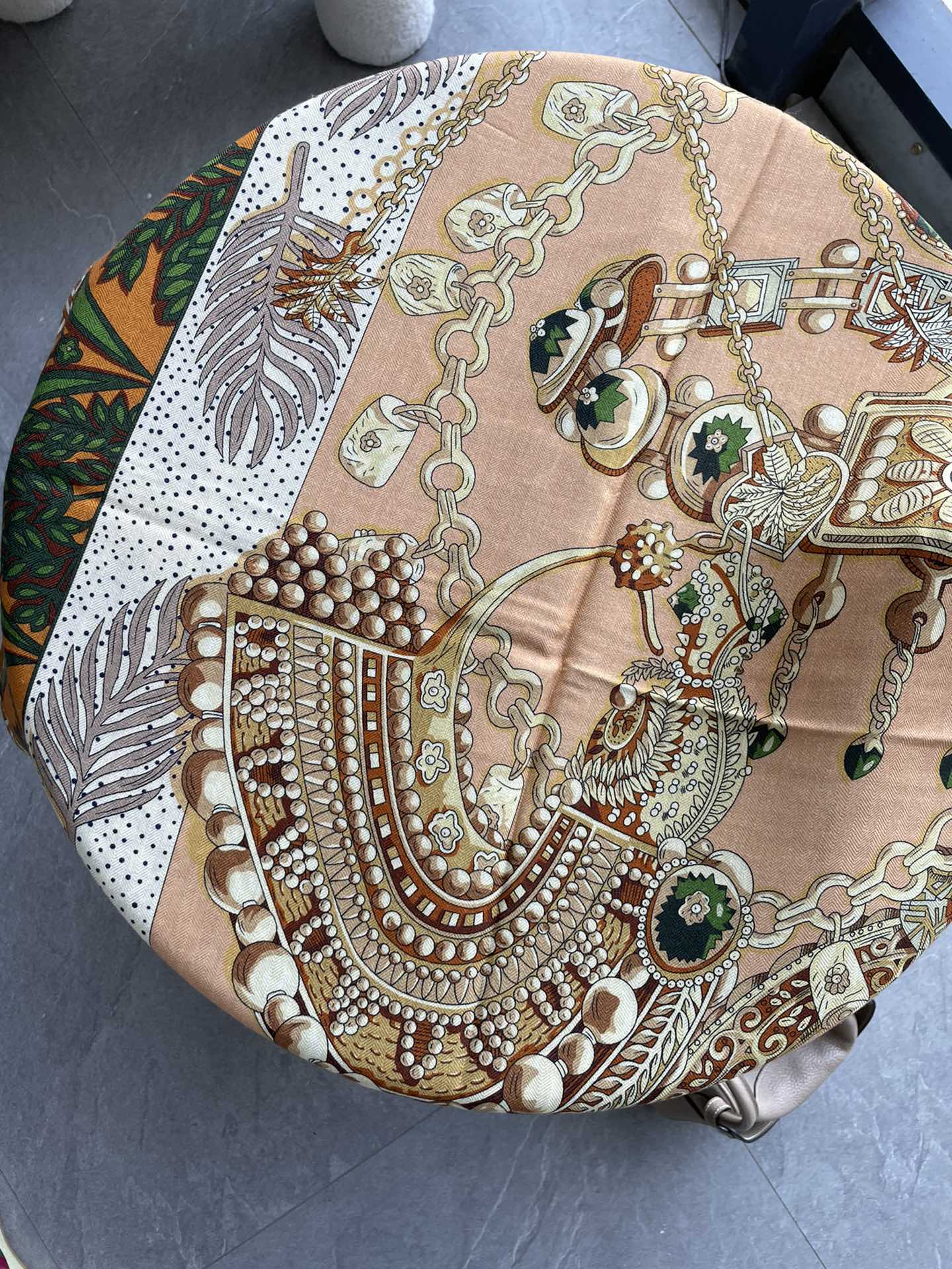 Двусторонний платок Hermes 140 - жетон с буквой H - необычный