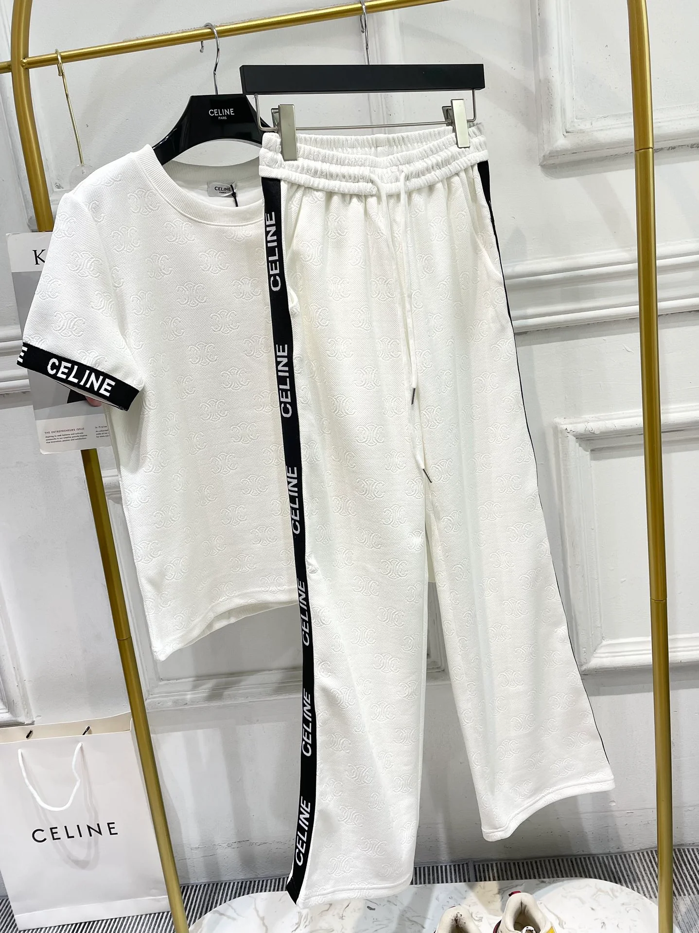 Celine-2403 Комплект из футболки с коротким рукавом и брюк с тисненым узором ?Триумфальная арка? — белый